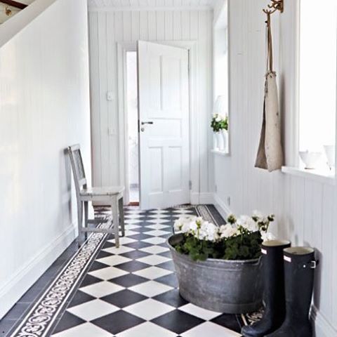 A classic and beautiful way to use tiles in diamond shape in hallways.