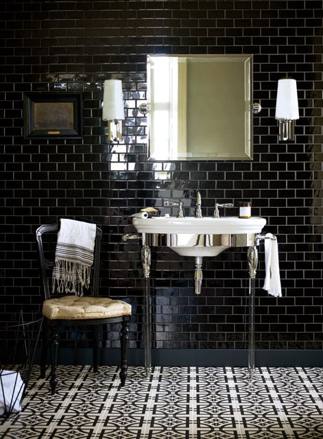 Super dramatic effect with the glazed black tiles on wall´s and the beautiful decorated floor.