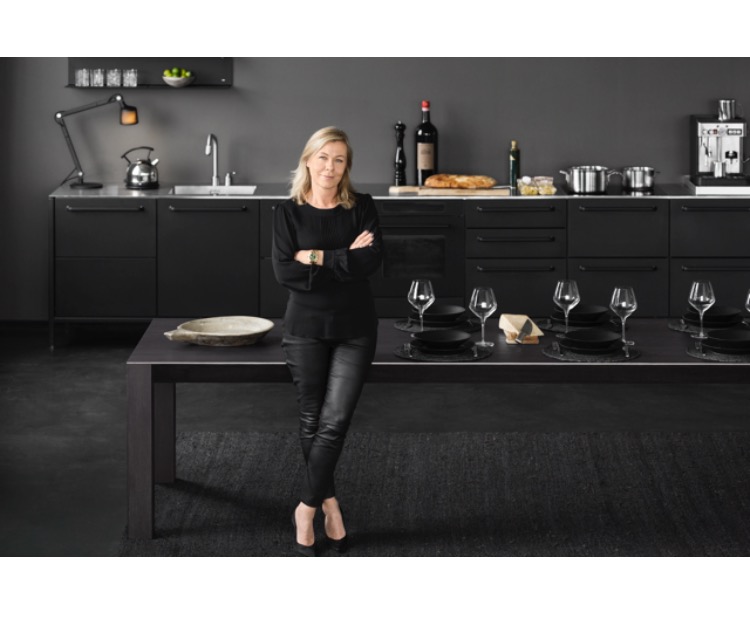 La Grande Mamma in smoked oak with thin brass decor on edge of table.