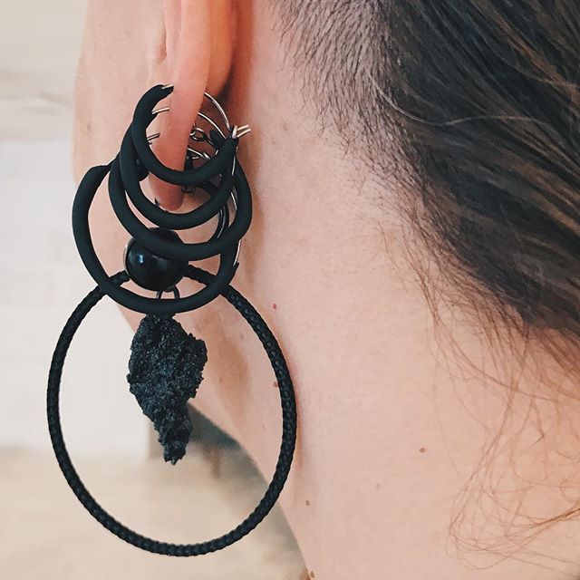 &bull; black is the new black &bull;
@chejalio with her custom made earrings. Black hair braided over oxidized silver with a cotton candy stone by @martijntjecornelia 👌🏻🖤