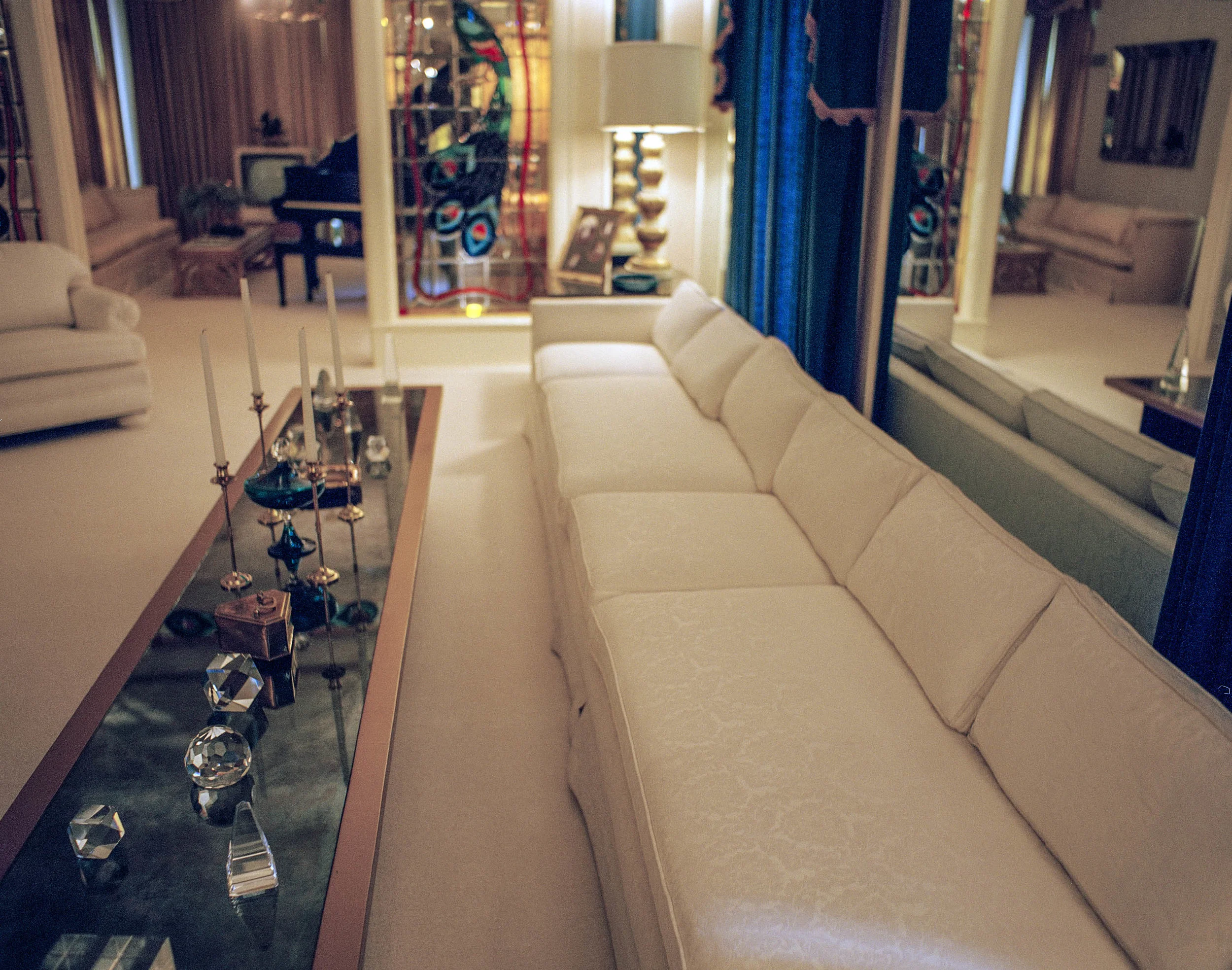 elvislivingroom2.jpg