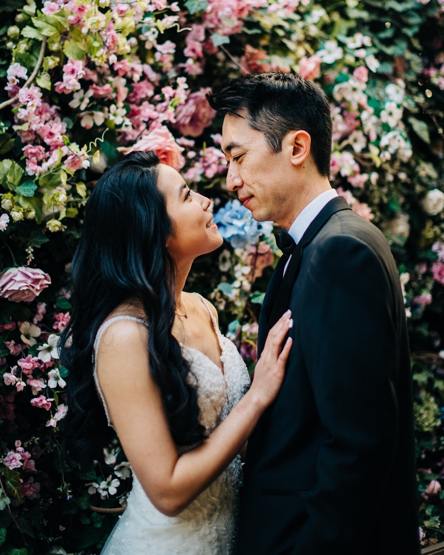 One of the best things about getting married in a city is that you often stumble upon things you weren&rsquo;t expecting to find. Like this gorgeous floral installation in Bryant Park in NYC&hellip; Just sitting there waiting for Henry and Jacquelyn 