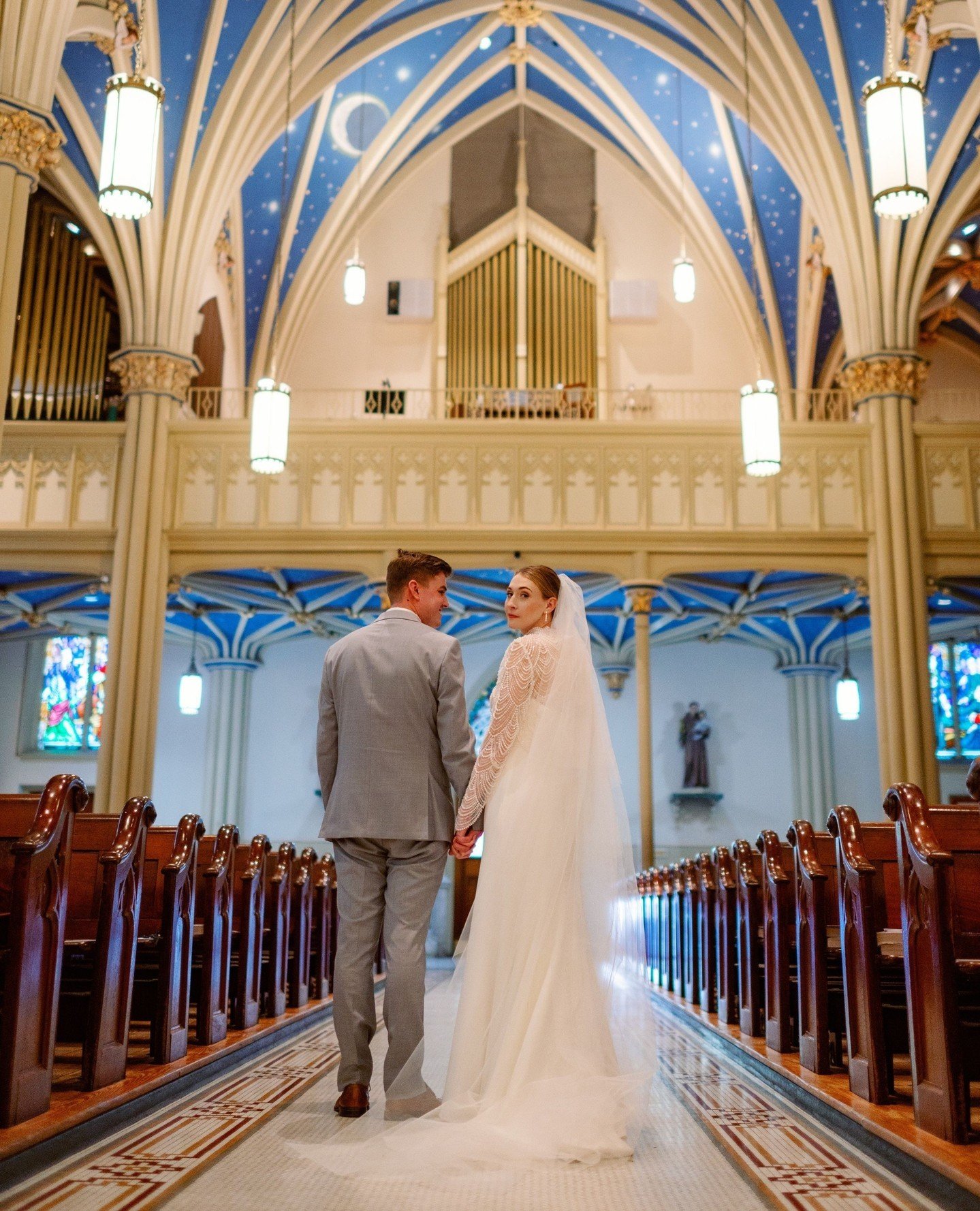 A little sneak peek into Emma &amp; Thomas' absolutely magical spring wedding day in Annapolis. ⁠Swipe for alllll the feels
⁠
Pretty safe to say it was a perfect day! ⁠
⁠
Planner: @socialgracesevents⁠
Photography: @captured.by.alyssa⁠
Florals: @truef