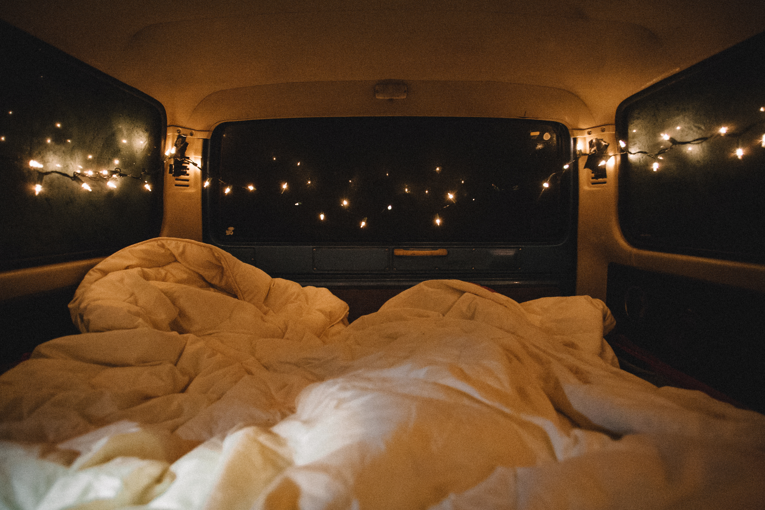 Скинь кровать. Красивая кровать ночью. Уютная кровать в машине. Кровать машина. Спальня в машине.