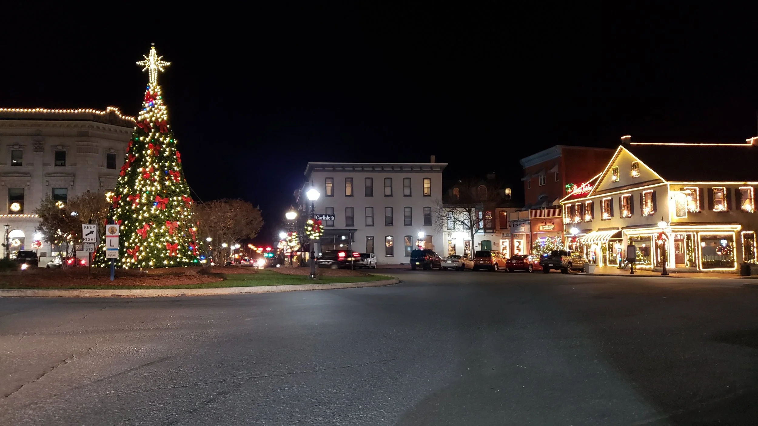 Gettysburg Lincoln Square dressed for the holidays with Christmas tree and lights