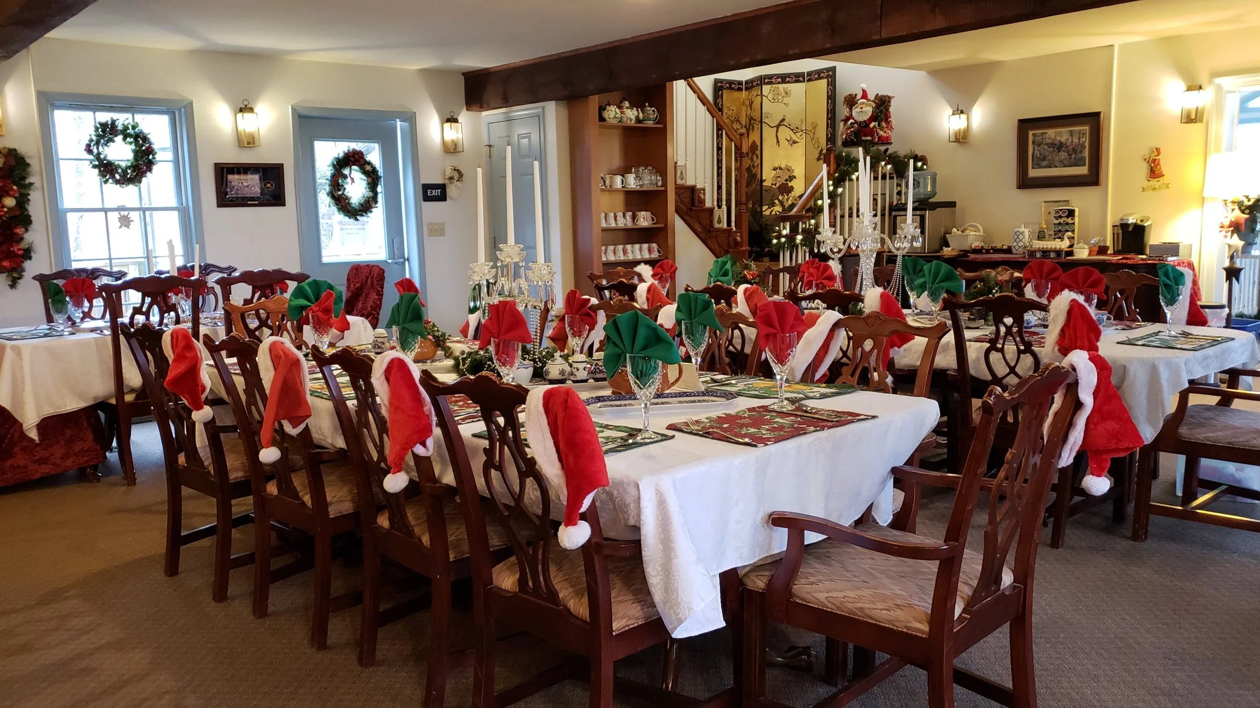 Gettysburg’s Battlefield Bed & Breakfast is filled with holiday spirit. The breakfast room decor has Santa hats for our guests.