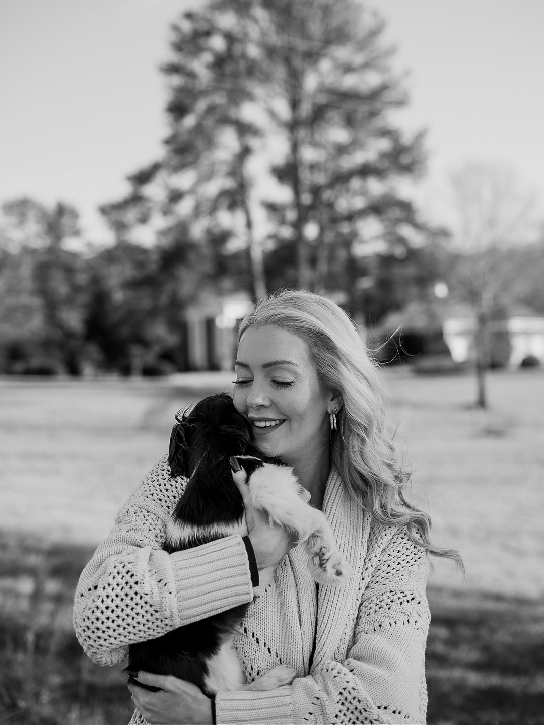 @el.be911 and her pack of sweet little ladies, Winnie and Sookie, won the @gooddogveterinarycare Thanksgiving giveaway and we finally found a day with beautiful weather that allowed us to meet for a mini session. From rolling over to get some sun on 
