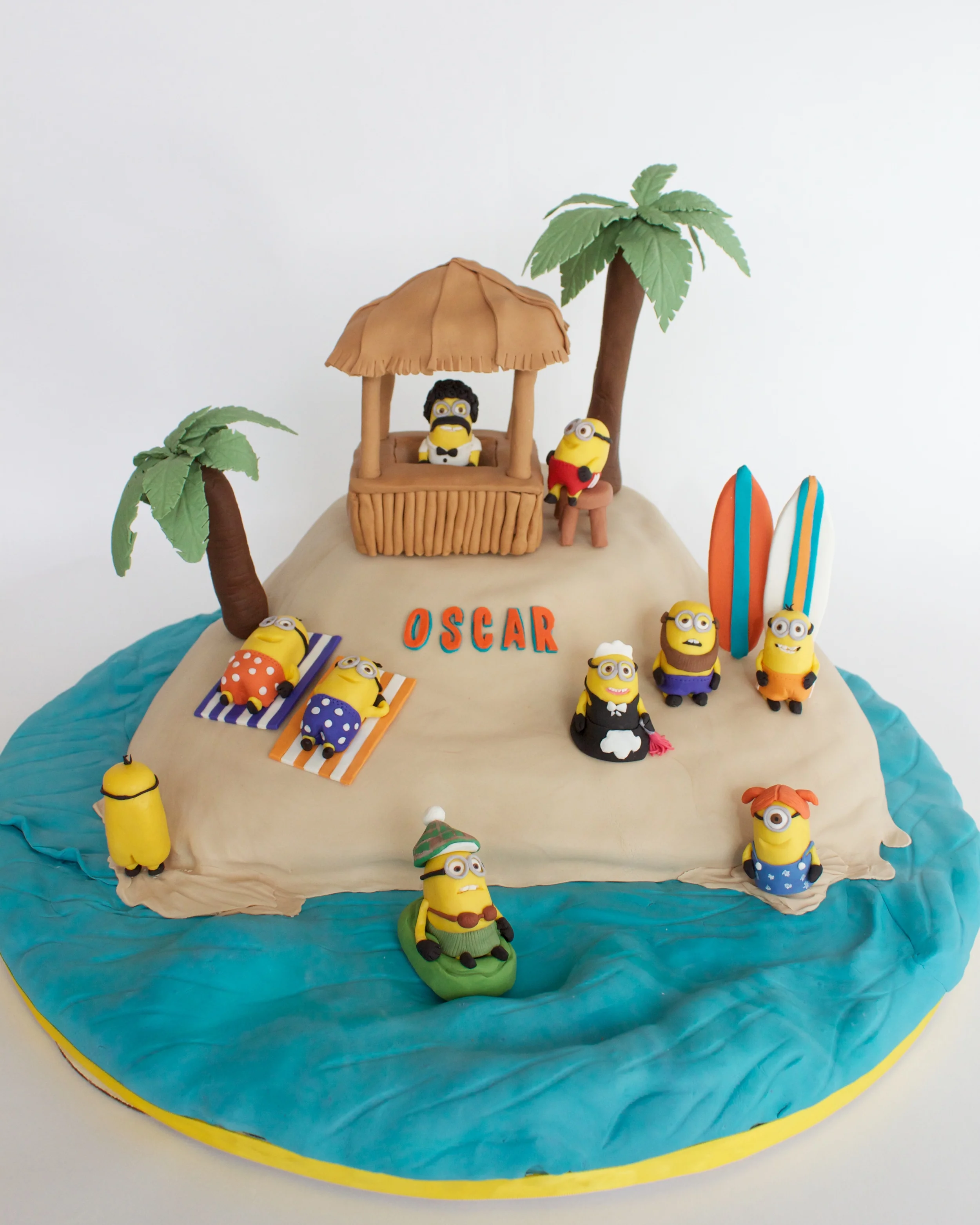 Minion cake vertical 8054.jpg