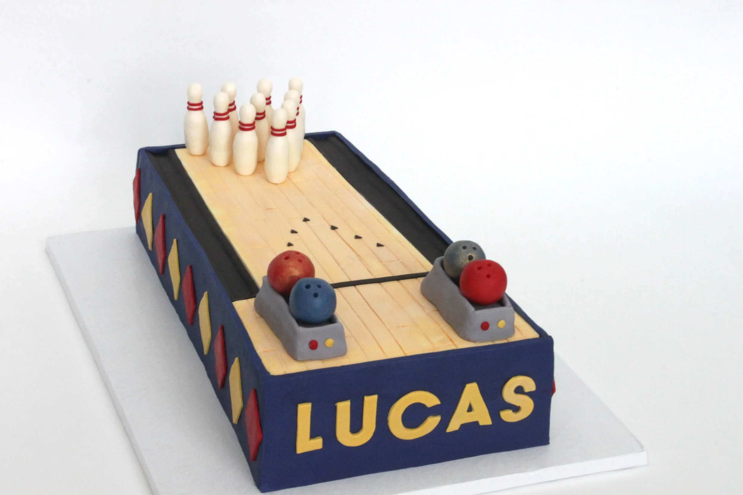 bowling cake 8561.jpg