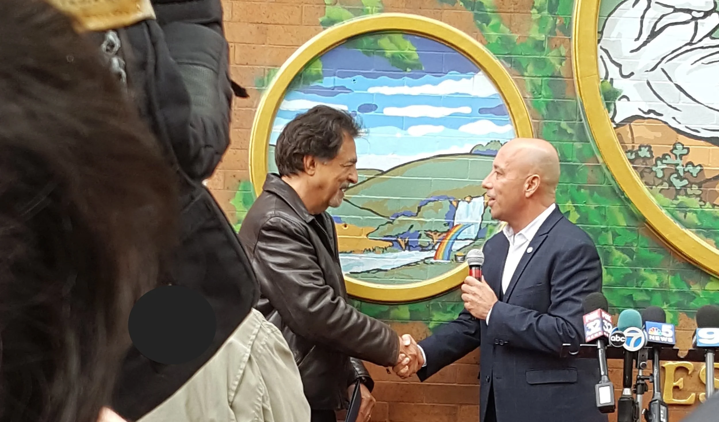 Joe Mantegna shaking hands with Cook County Chicago