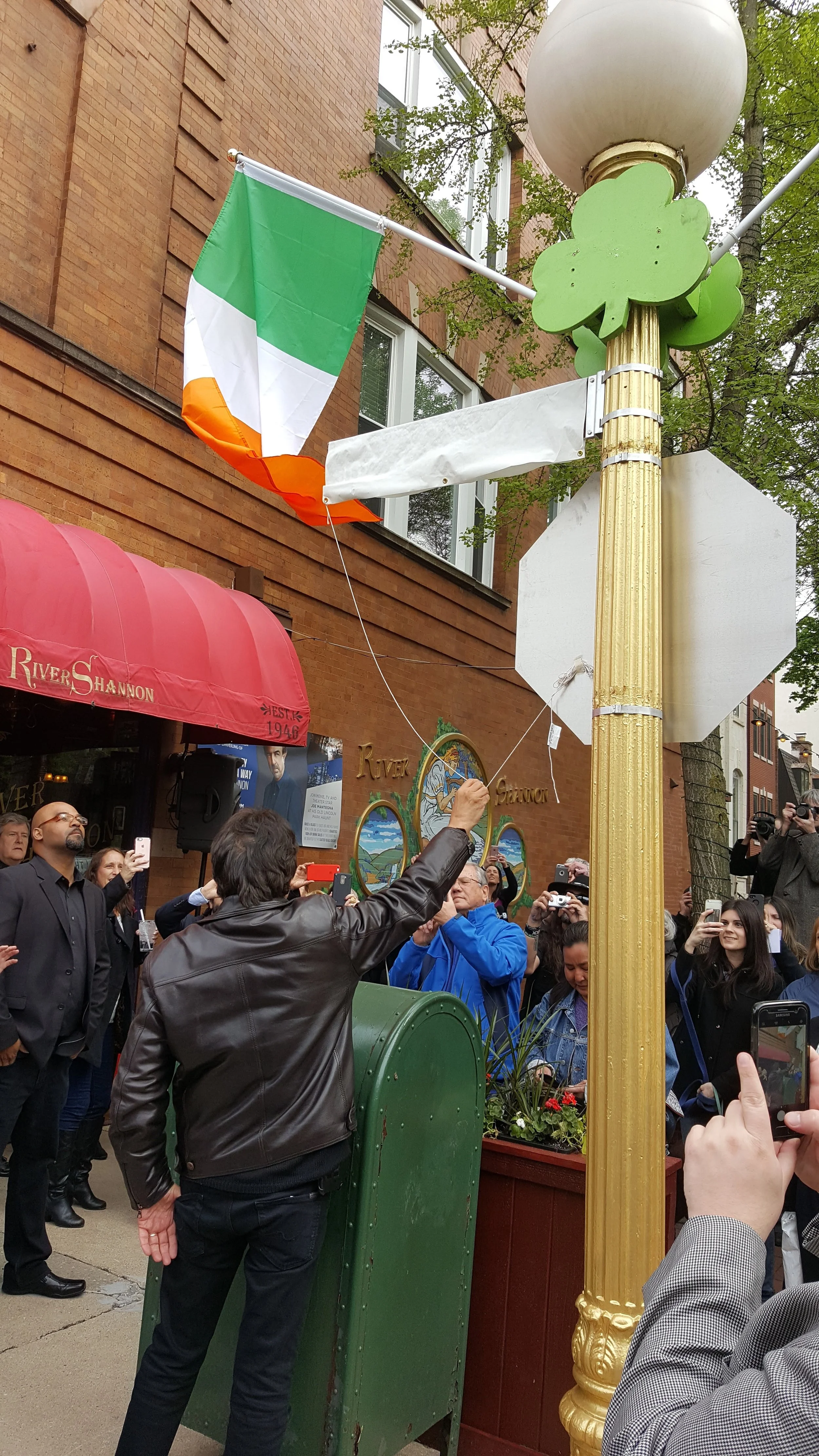 Joe Mantegna ready to unveil his honorary sign in Chicago
