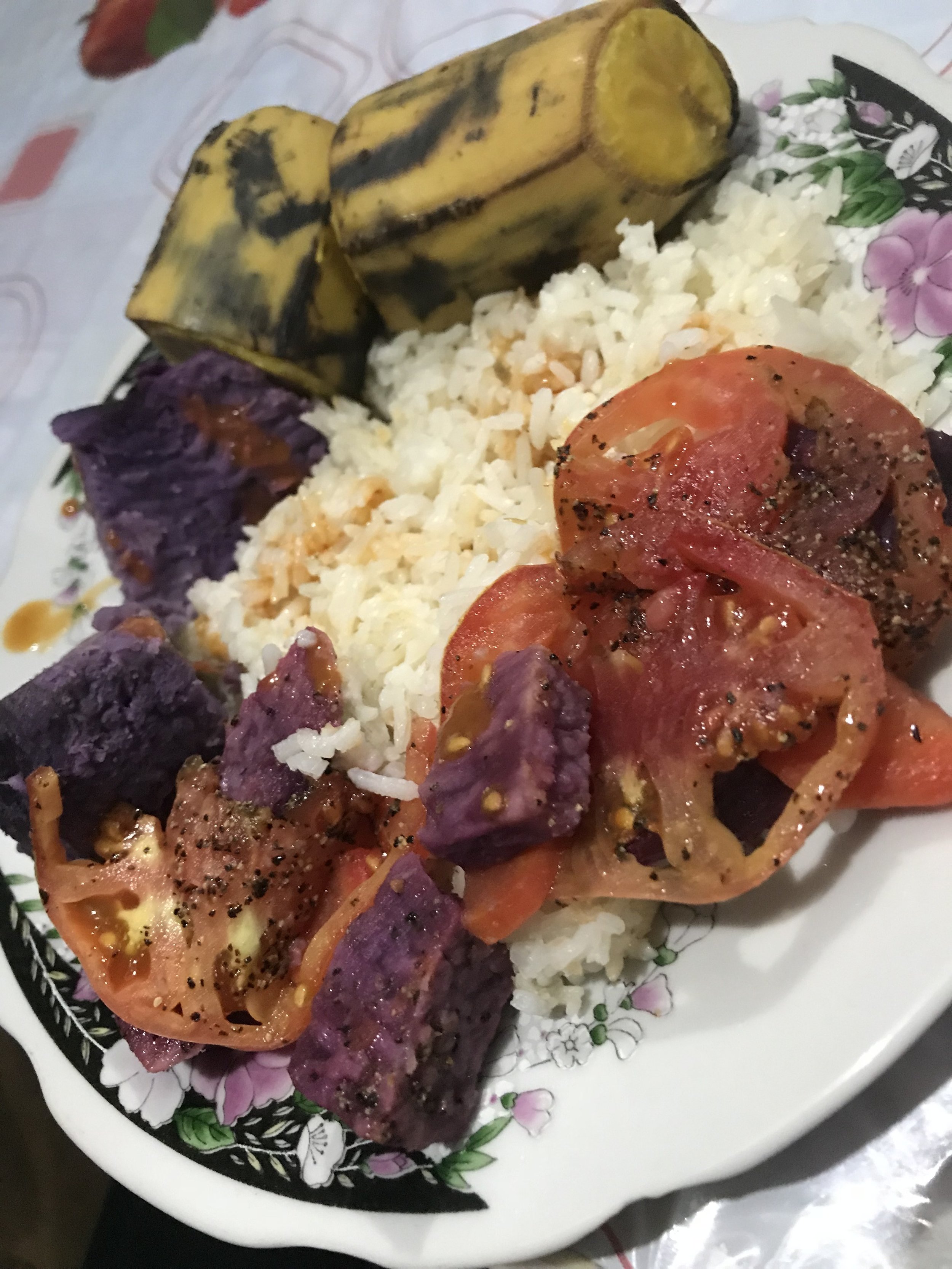 Rice with boiled plantains, ñame morado, and fresh tomato salad. 