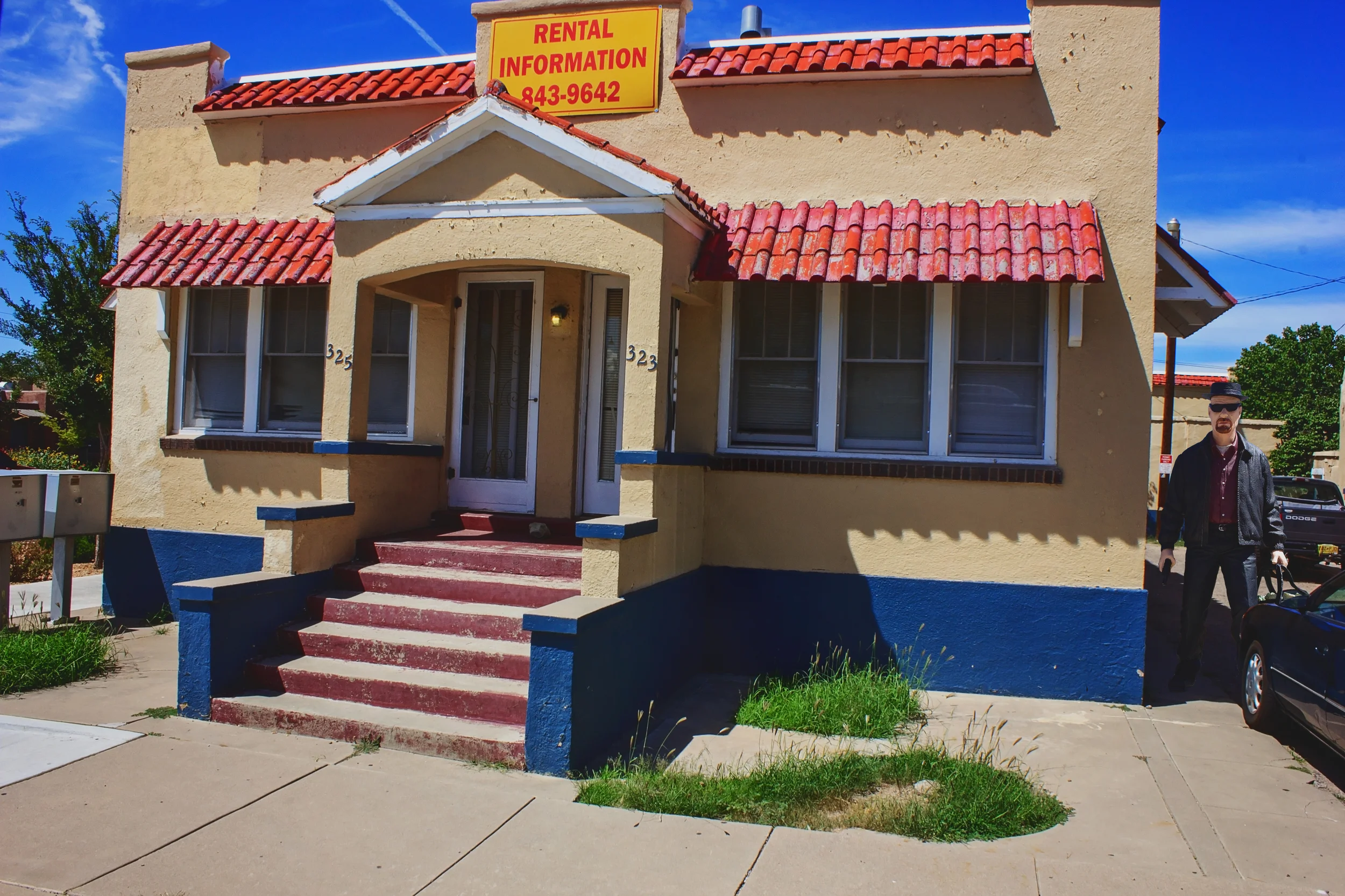 I watched Jane die! Jesse & Jane's rental apartment (323 Terrace St SE Albuquerque, NM 87106) Yes, it really is available to rent...though the guy standing outside drinking wine straight from the bottle says people keep stealing his stuff, so maybe that's why....