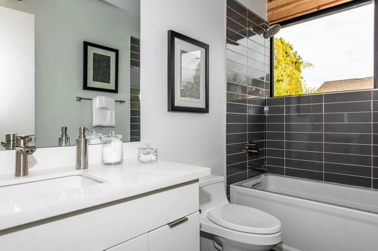 667 Springer Terr Bath3.jpg