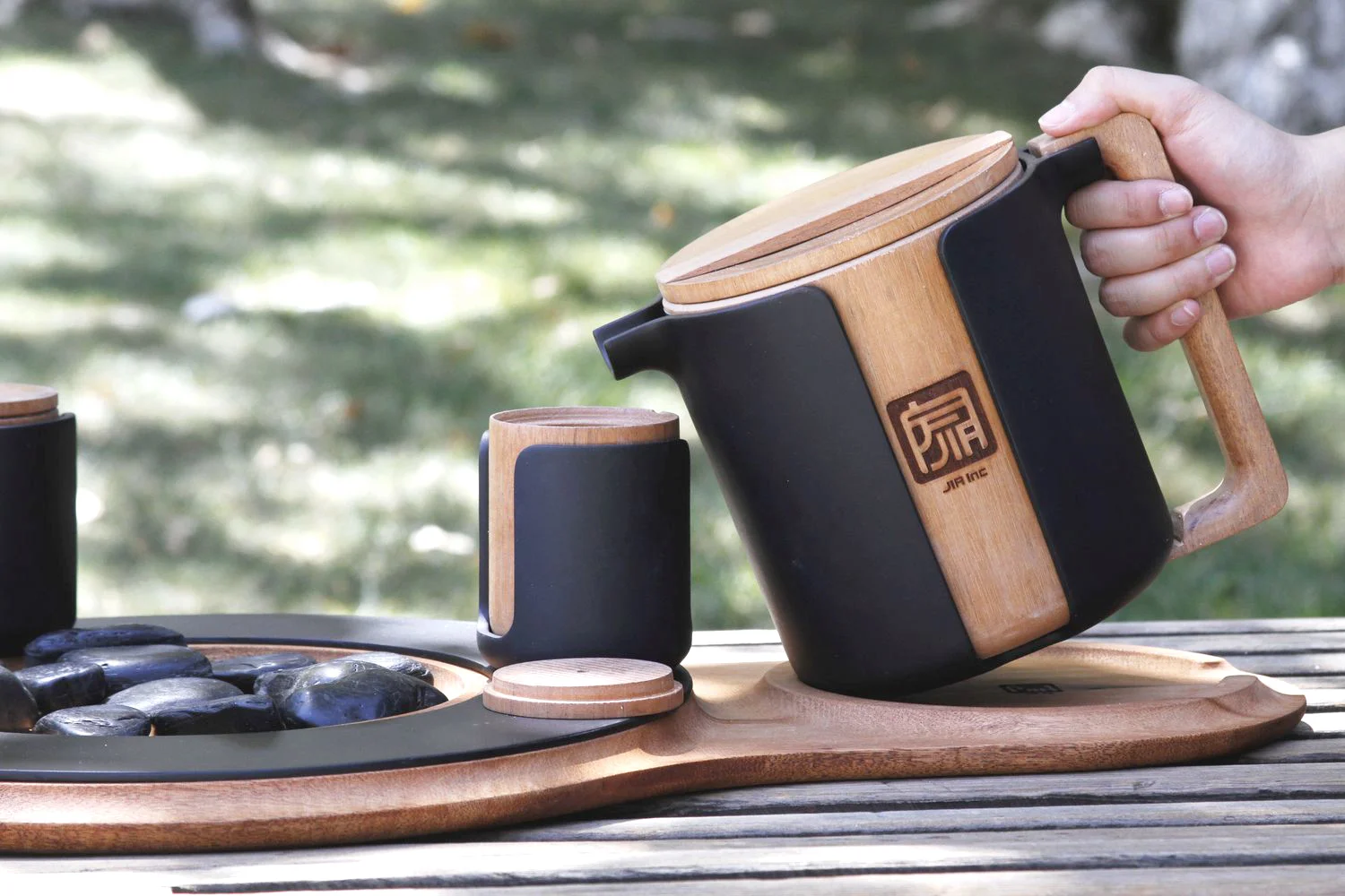  A tea set that retains tea temperature for a long time without digital feature involved,&nbsp;to allow quality moment to be longer.  This is a personal project under brand '家' (home).&nbsp; 