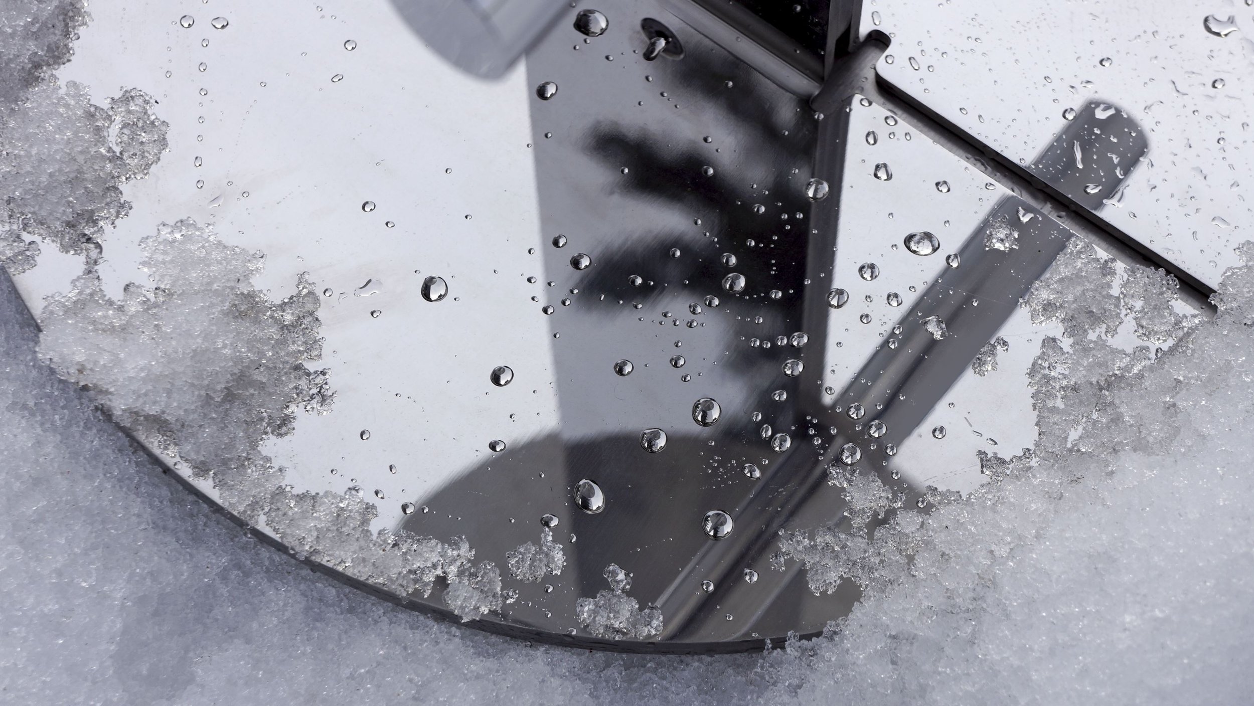  Workman Stool's essence is its revolving. I wanted it to be a piece that provokes conversation through people's active seating position, so it is a stool, not a chair. Though it does not necessarily provide the most comfort, it can create a dynamic 