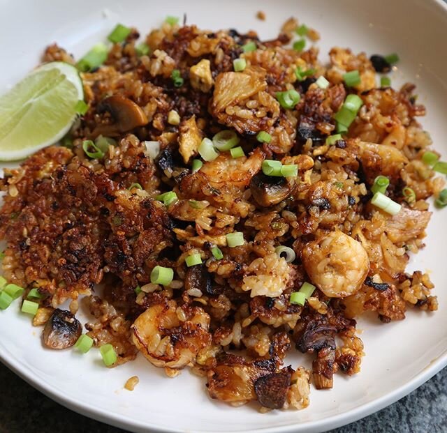 It doesn&rsquo;t get better than crispy pineapple shrimp fried rice 😎
.
white rice | shrimp | pineapple | ginger | garlic | coconut milk | egg | mushrooms | chile crisp | soy sauce | ghee | green onion | lime
