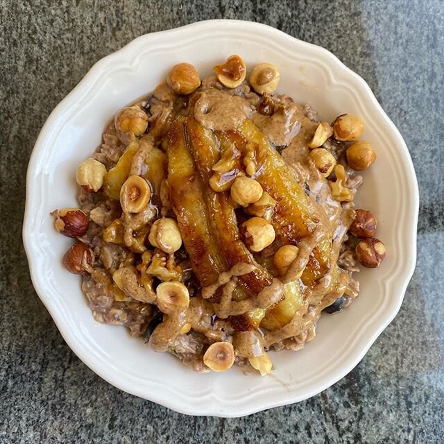 Sweet and sticky banana oatmeal with hazelnuts and almond butter
.
rolled oats | oat milk | cream of coconut | hemp hearts | blueberries | cinnamon | banana | brown sugar | butter | hazelnuts | almond butter | salt
