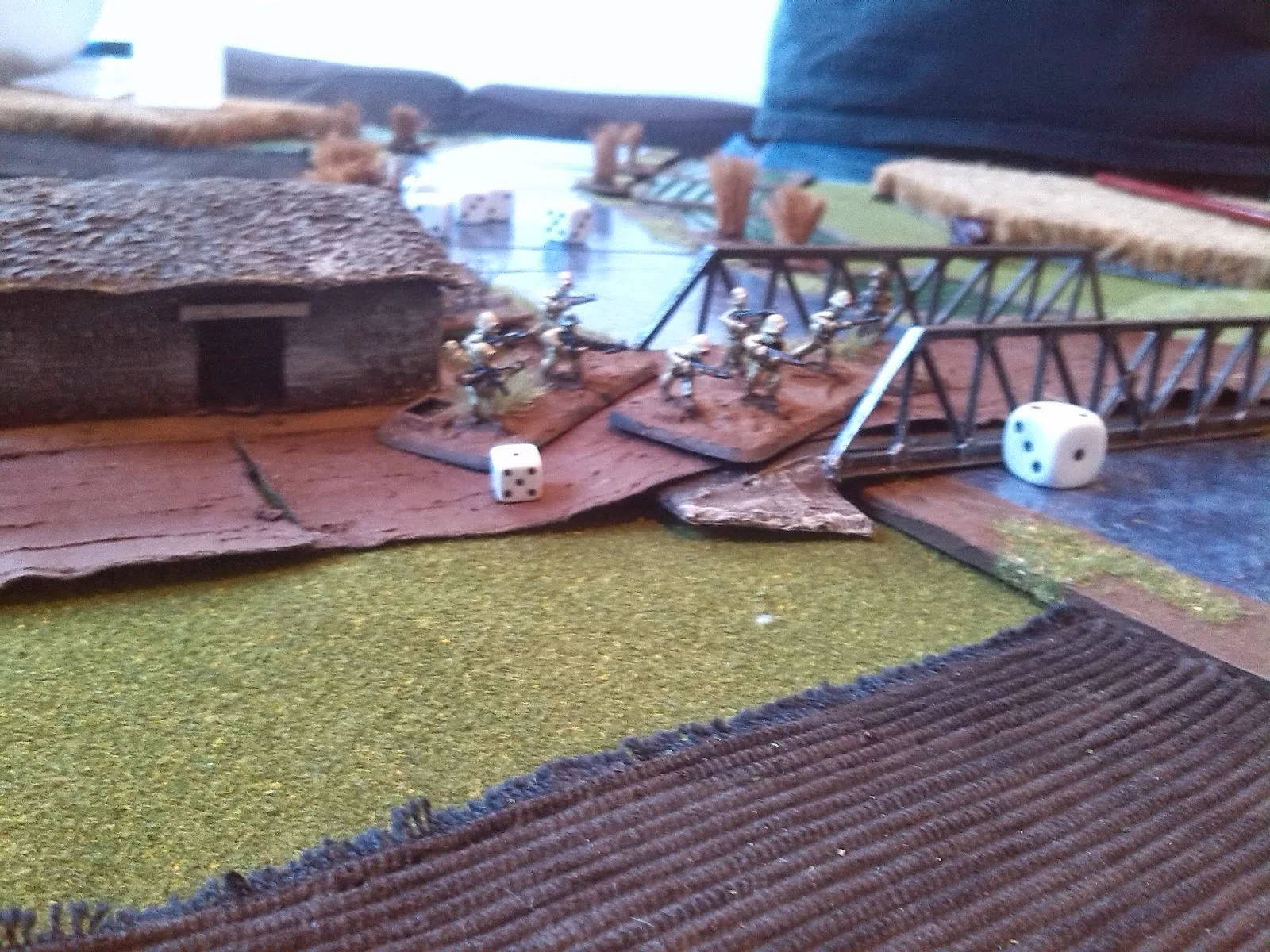 Brave Communist martyrs mine the bridge under heavy fire