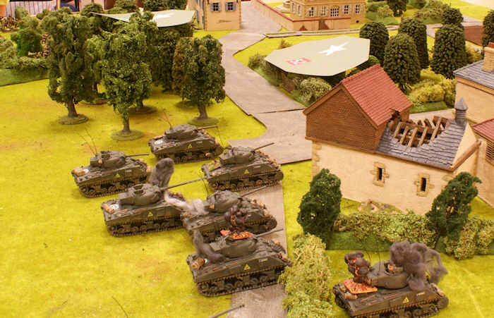 The two remaining Shermans of the 1st platoon fire at the building but without success.