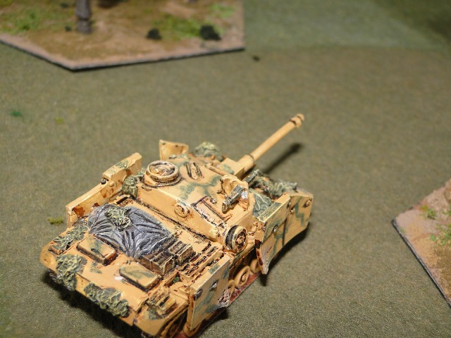 The lone StuG behind the wood engages the armour assaulting Solotaryevka