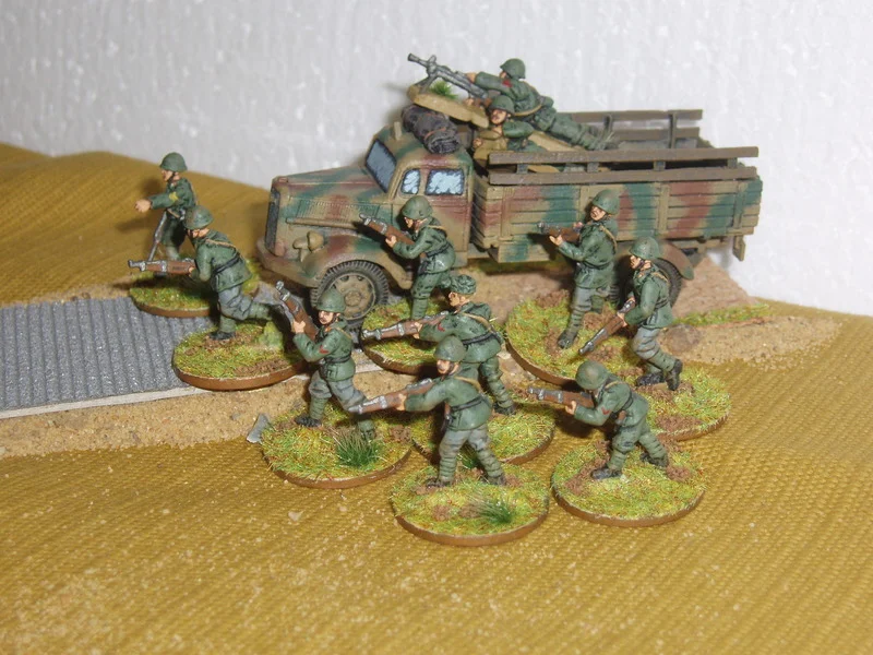 Things were going too well. After waiting 8 turns of the Italian Reinforcements Card, Sergente Capello and his small platoon from 121st Coastal Regt arrive by truck from the north. They debus immediately leaving the LMG team as fire support.