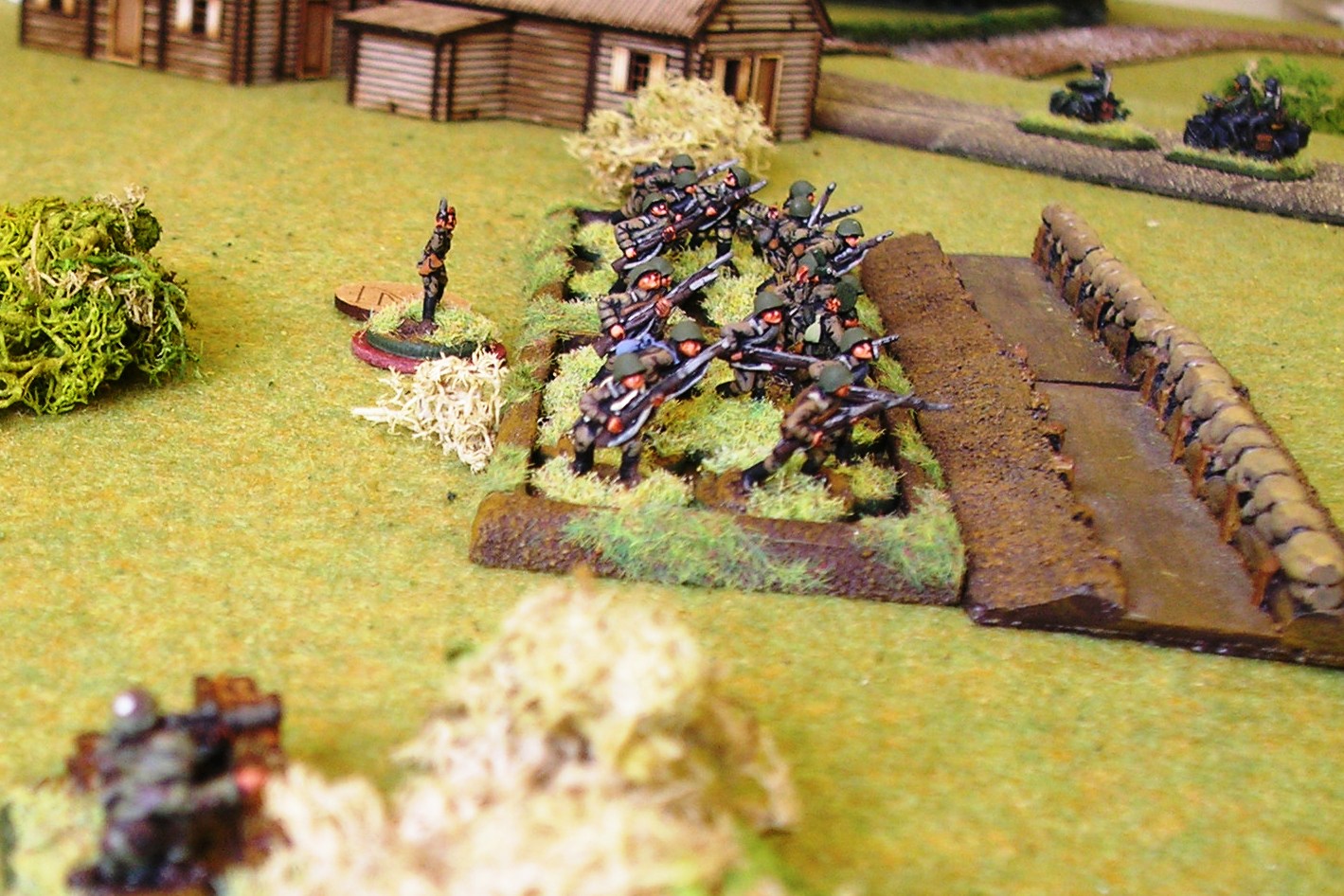 Soviet infantry lie in wait for the germans