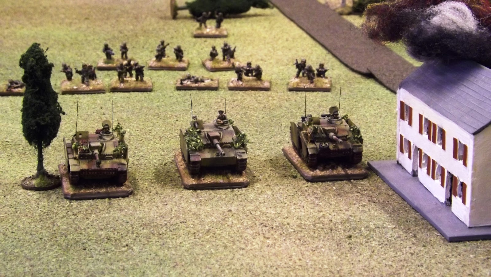 Sturmgeshutze-Brigade 280 lead the "hesitant" SS trainee soldiers forward