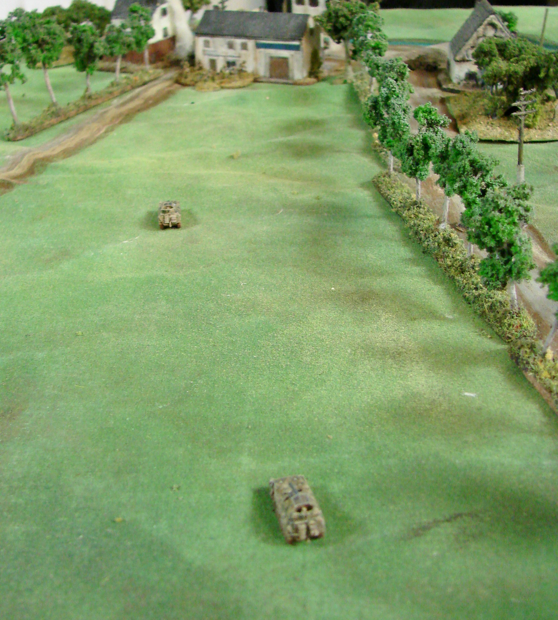 Pressing into contact 2 of the Sdkfz 250/9s move closer to the enemy