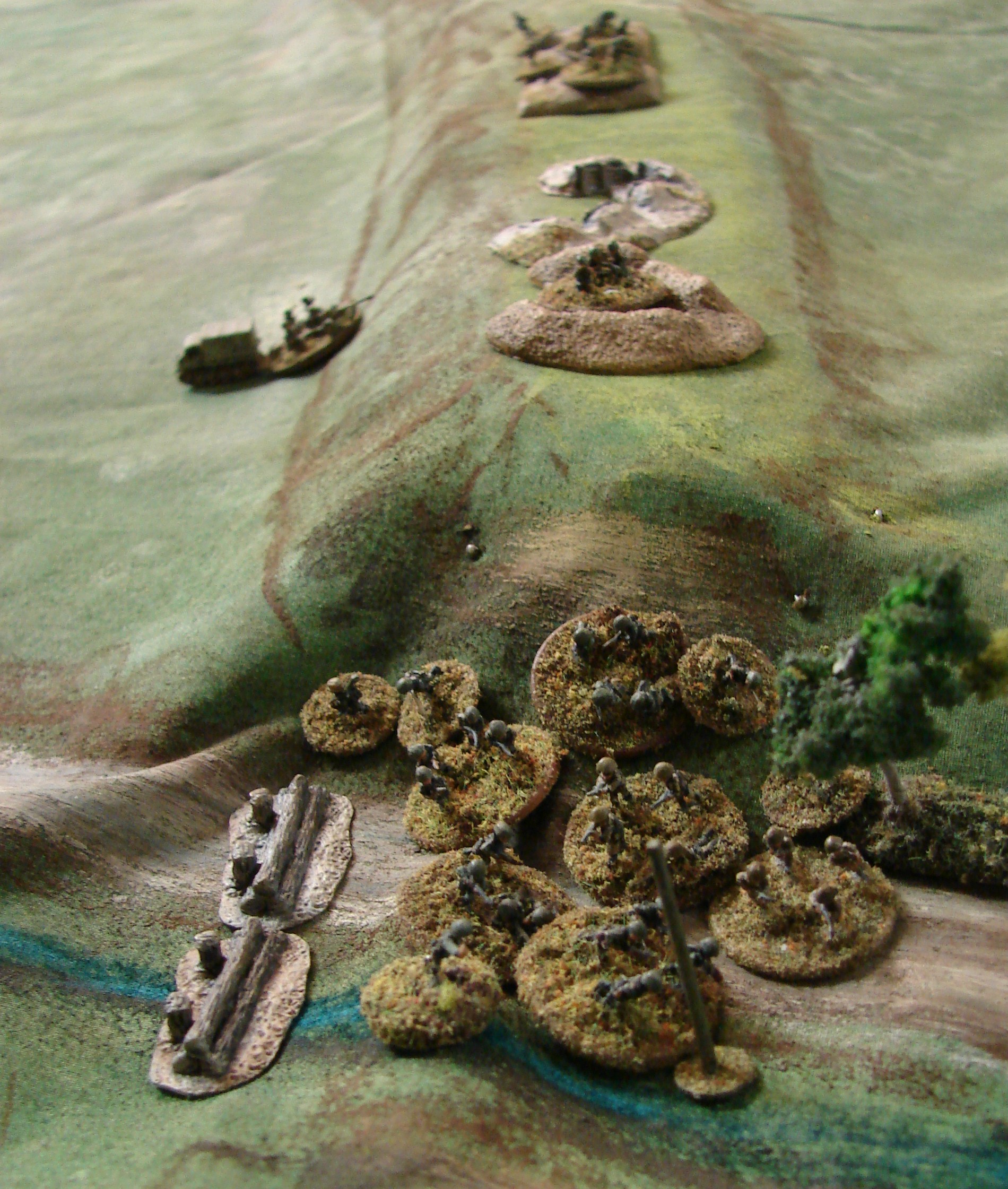 Grenadiers win the hand to hand Dennis' 33 Pz Ers troops overwhelm the scouts. Unfortunately their officier is killed in the melee.