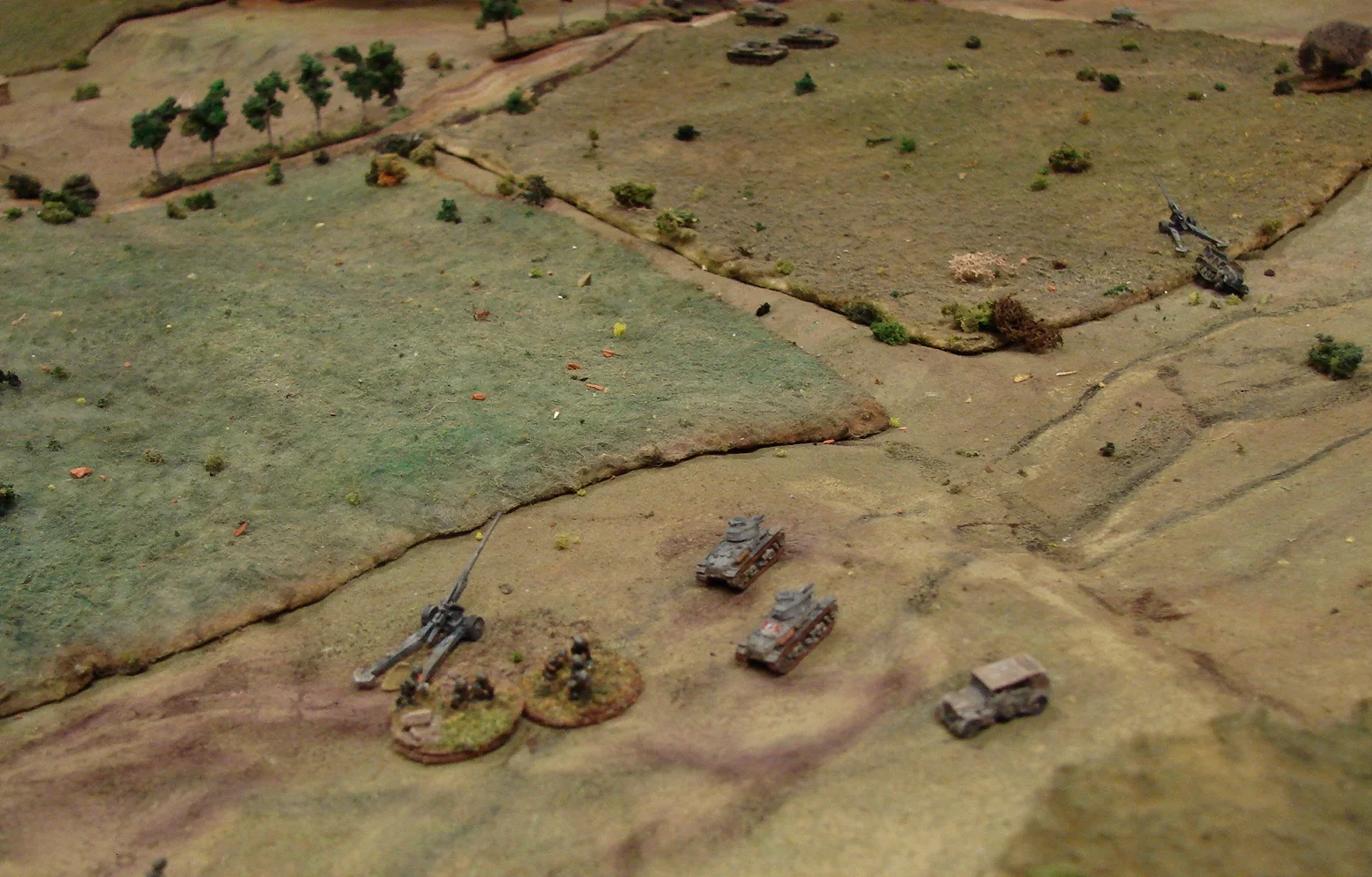 Panzer 35(t)s among the guns The HQ group of Panzer 35(t)s moves through the remnants of 9 Batterie, offering some protection against the KVs. The two guns that were sent to the right, were taken out pretty quickly by a combination of HE and MG fire from the Soviets. Three of the KV-1s got across one of the ditches without incidence (top of the picture) but the company CO's tank got stuck.