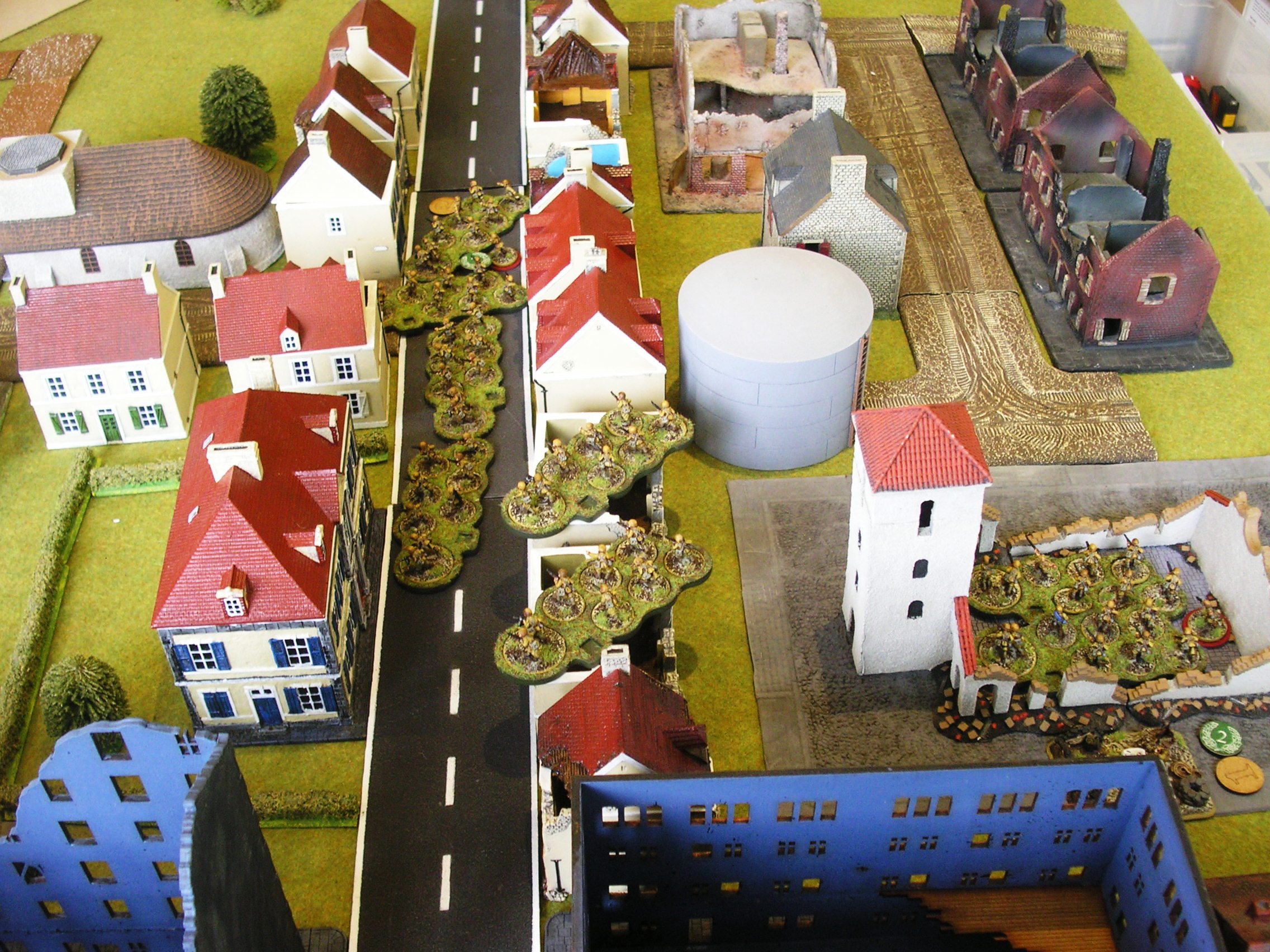 Italian platoons 1 and 2 deploy in the narrow streets of Gela