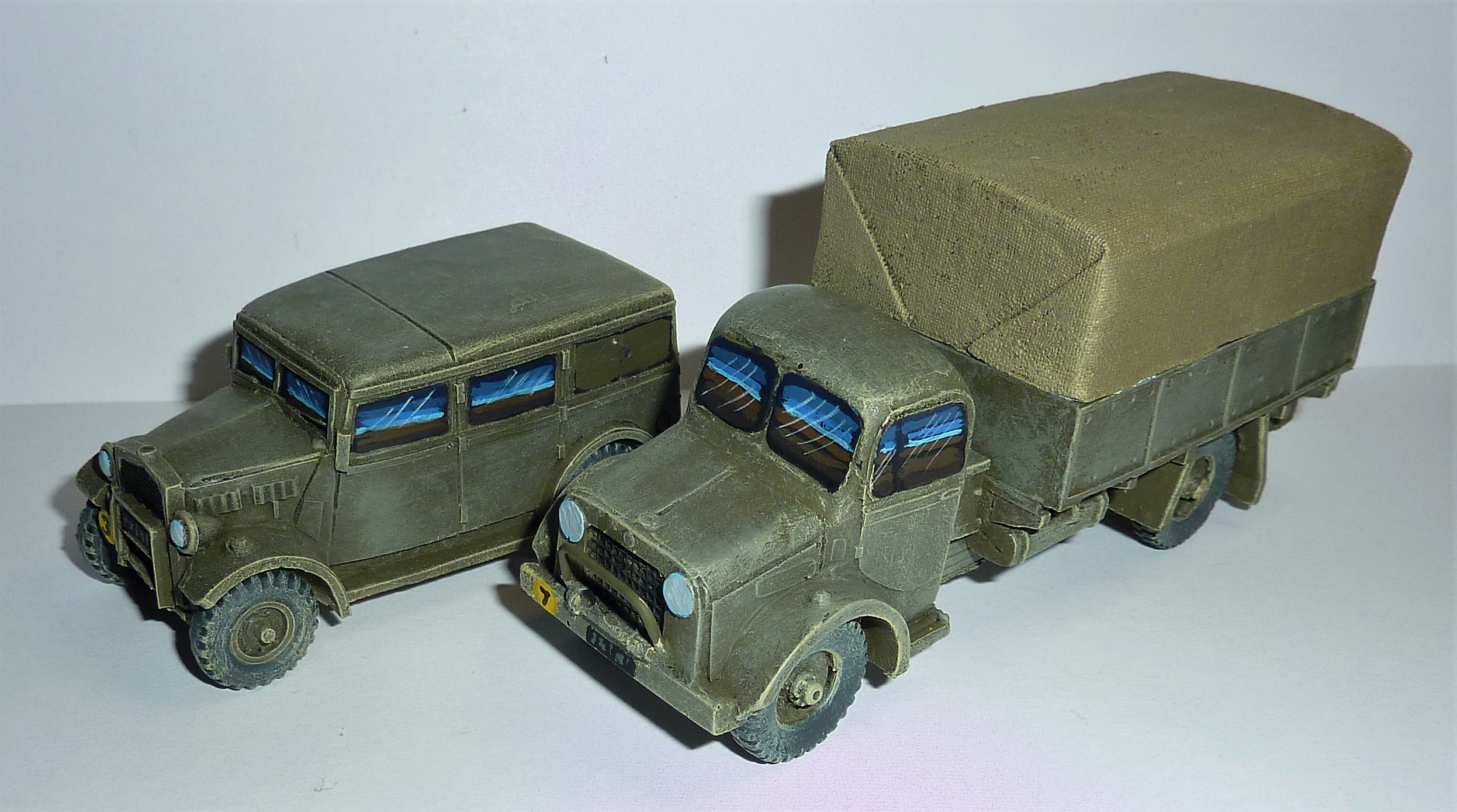 28mm British Softskins from Jason Ralls. Loving the windows.