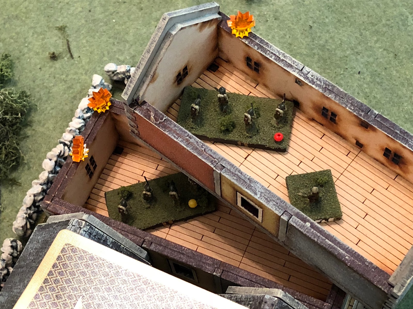  Pinning the enemy squad on the 2nd floor (yellow bead). 