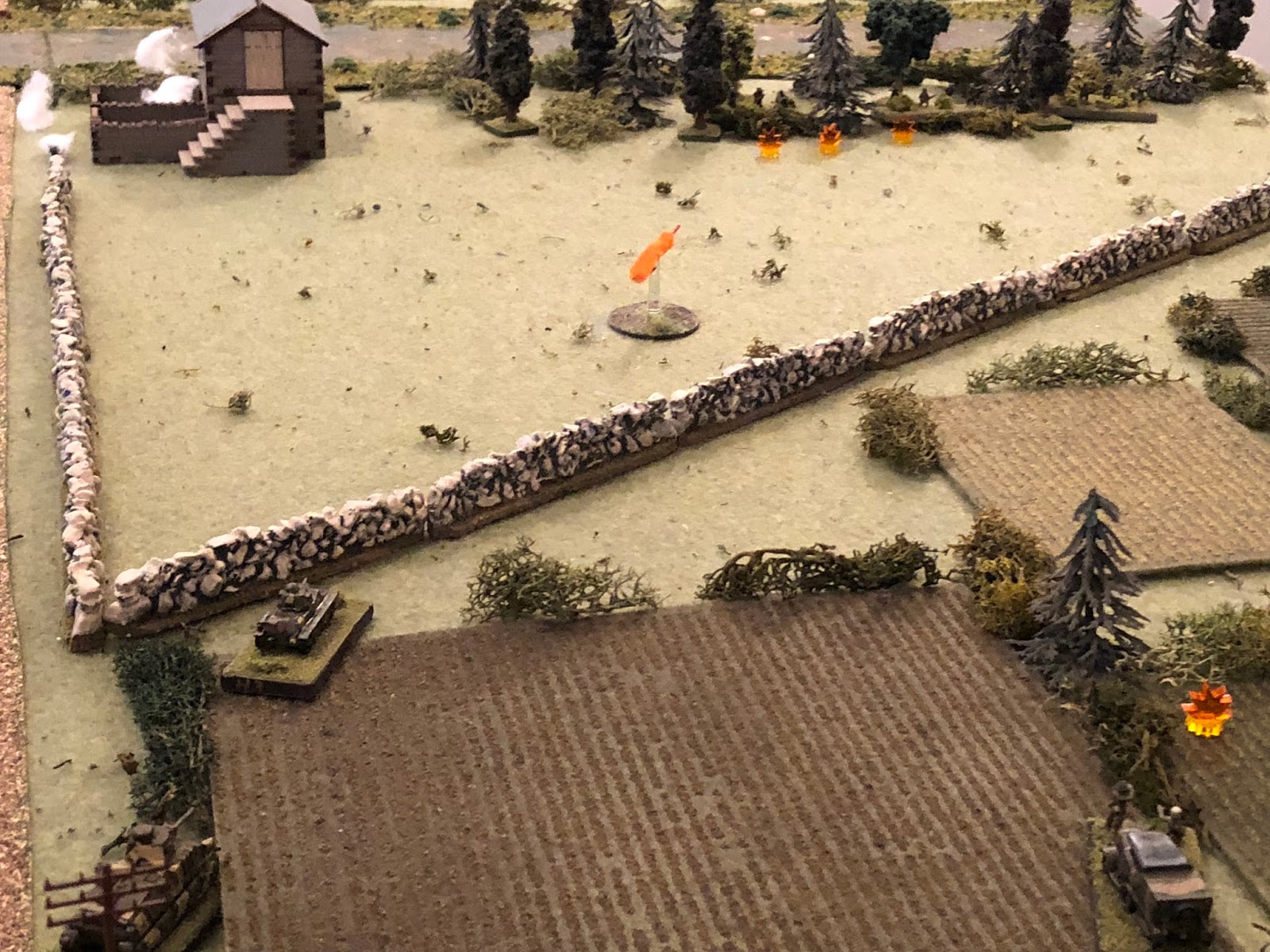  Then the H39 (far left, with the southern Somua just below and left of it, Capitan Cognac at bottom right, with 1st Platoon) then throws its fire into the mix, shooting its stubby little cannon at the treeline... 