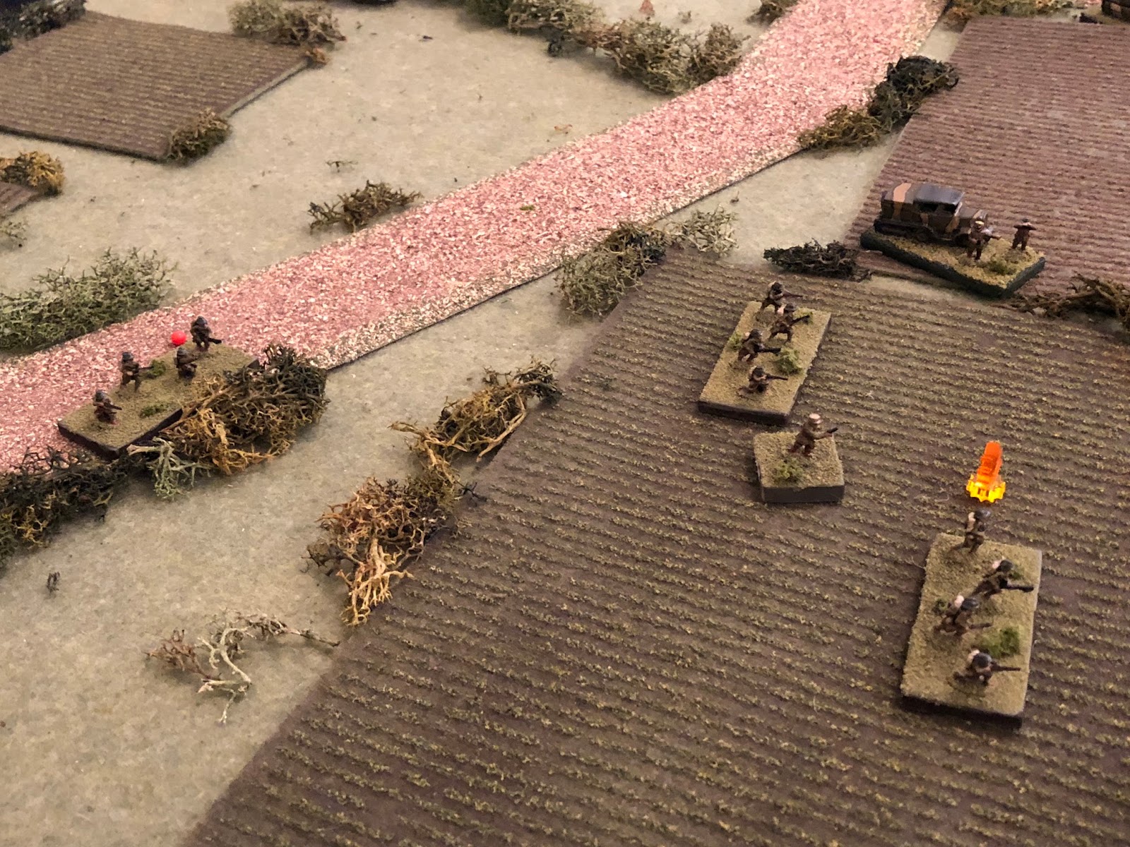  But one of his squads is&nbsp; not feeling so hot and decides to fall back to cover (red bead at far left, from centre bottom). 