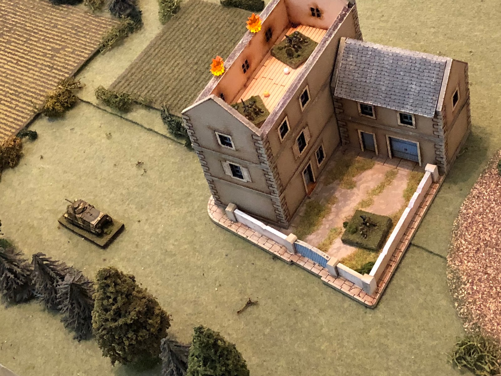  The French situation in the north: they've got a pinned MG team and a suppressed MG team on the 2nd floor of the residence, the mortar team is in the courtyard, and the Somua finally begins pushing forward (bottom left). 