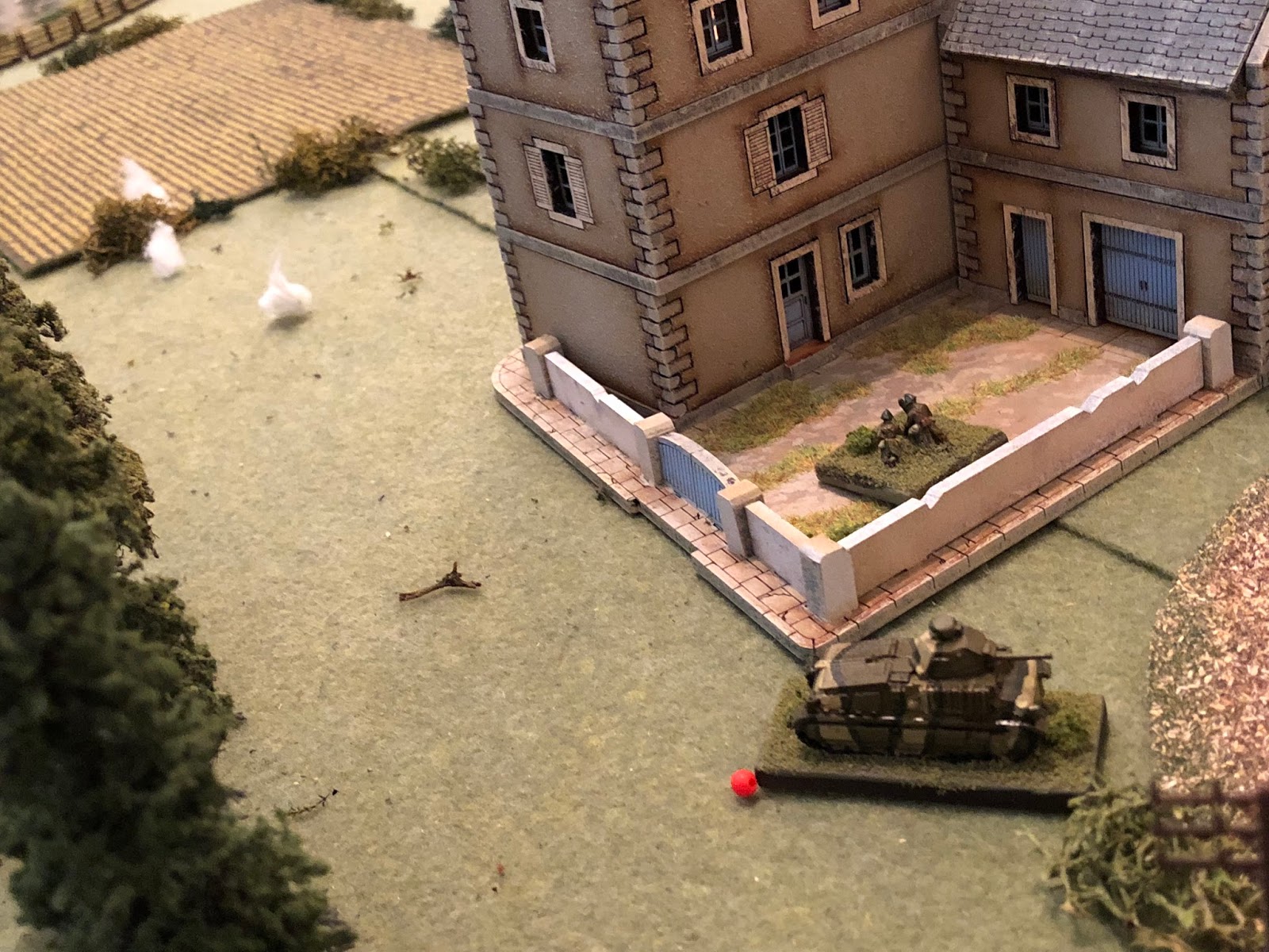  But at the same time, one of Sgt Graebner's 75mm shells skips off the turret of the northern Somua, forcing him to fall back (bottom center, from top left)!!! 