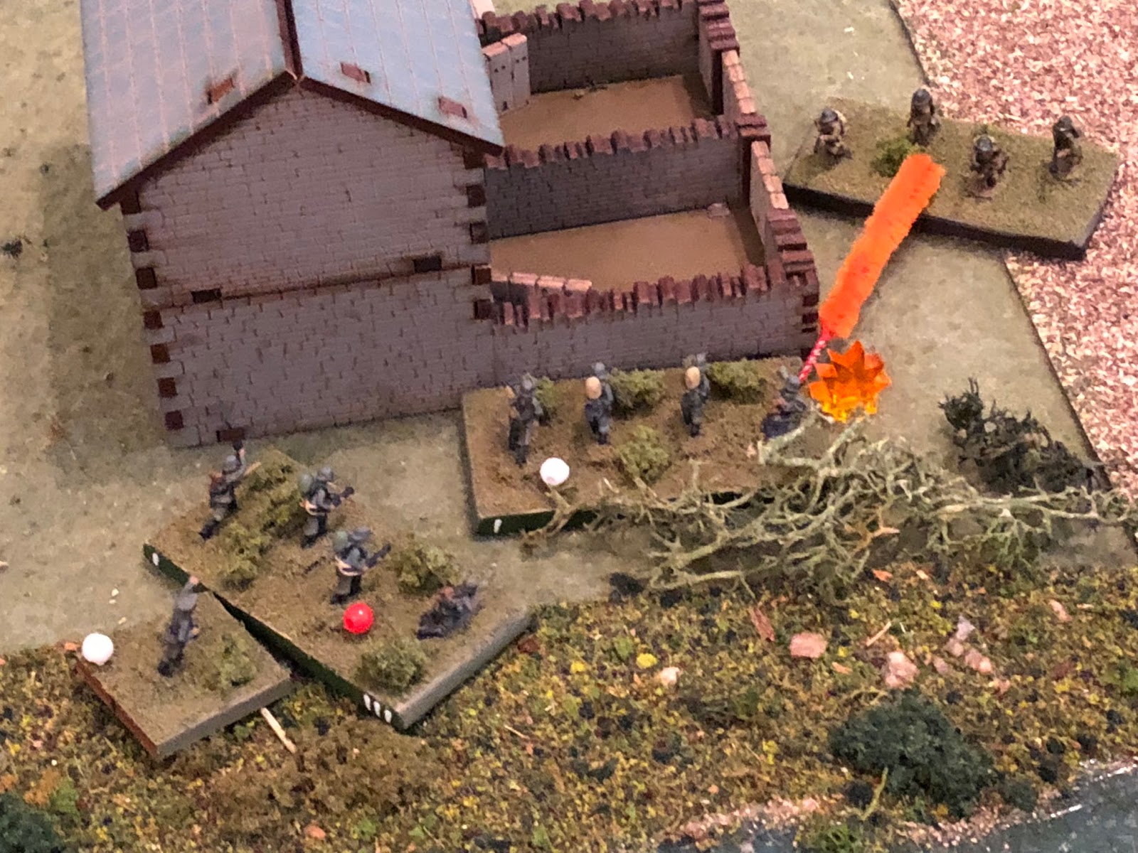  SSgt Gradl (white bead at bottom left), Sgt Hafl's squad, and Sgt Barkstrom's squads are all suppressed!!!  Holy @#$%, they can't do that!!!&nbsp; One round of fire at point-blank range and the German engineers are in very big trouble!!! 
