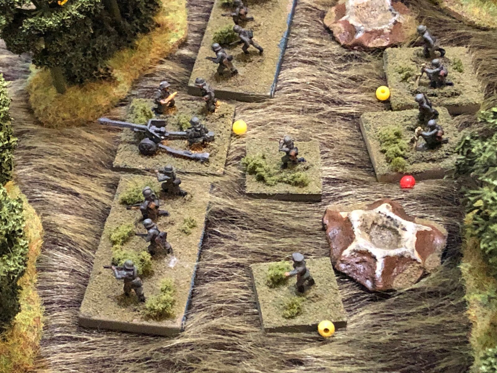  The German Wpns Plt commander (center) rallies his remaining ATG crew (though maybe they didn't need it, they just knocked out a T-34, despite being pinned)... 