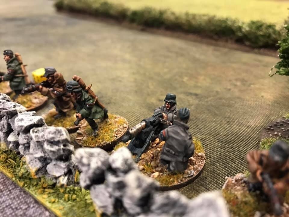 HMG from 1917 tries to pin the Brits.