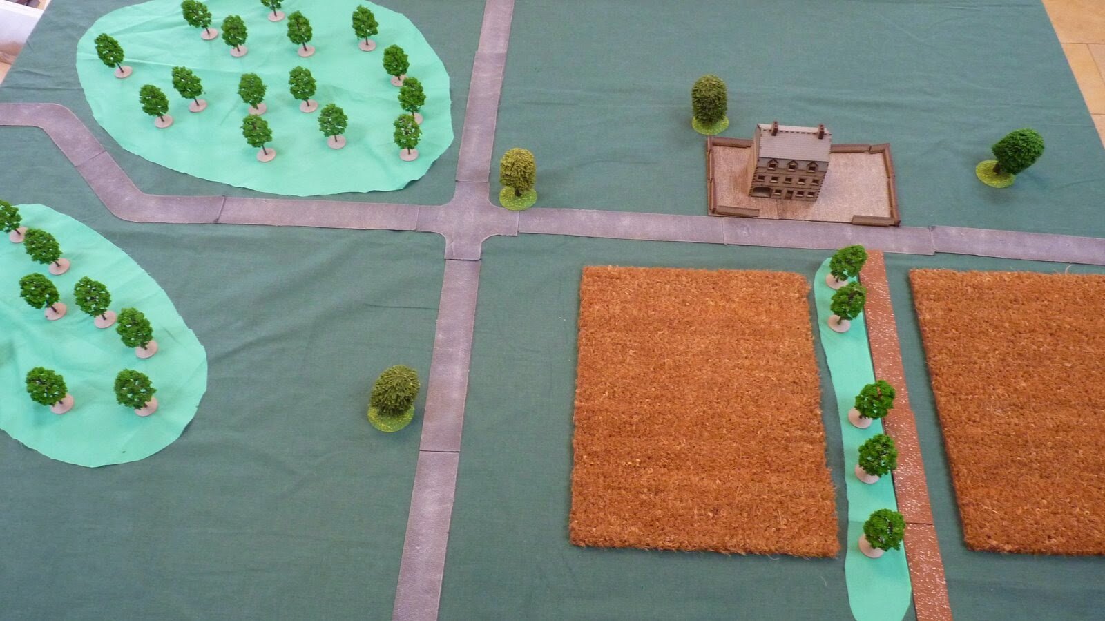The table is shown below from the west. The Bundeswehr had the mission of seizing the crossroads. There were 2 woods, a country hotel and a pair of cornfields with the crops high and ready to harvest.