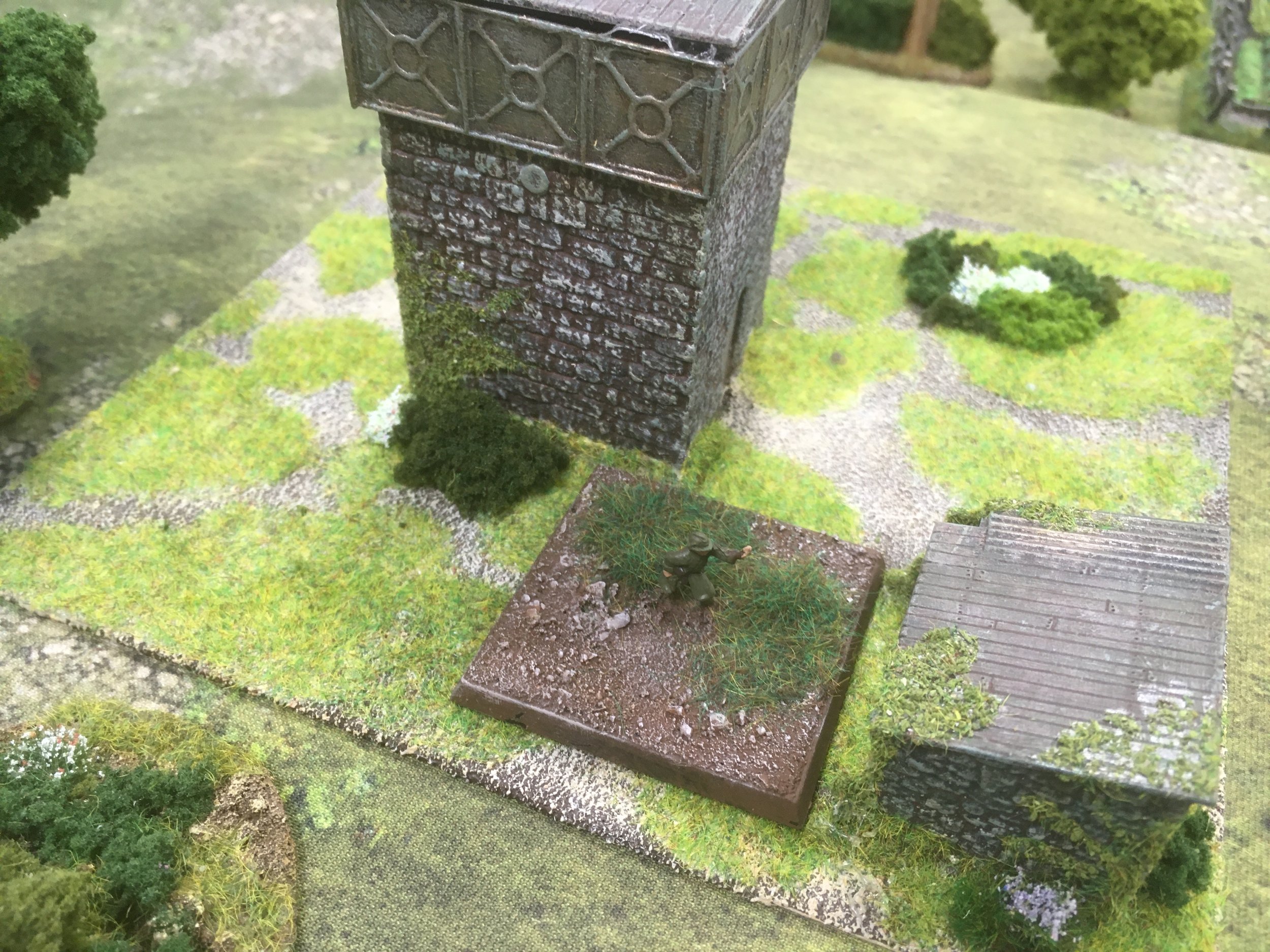 Unlike more recent Lardy rules IABSM uses 'blinds' for unspotted forces, Phil having replaced the suggested card ovals with more scenic looking 40mm square bases.