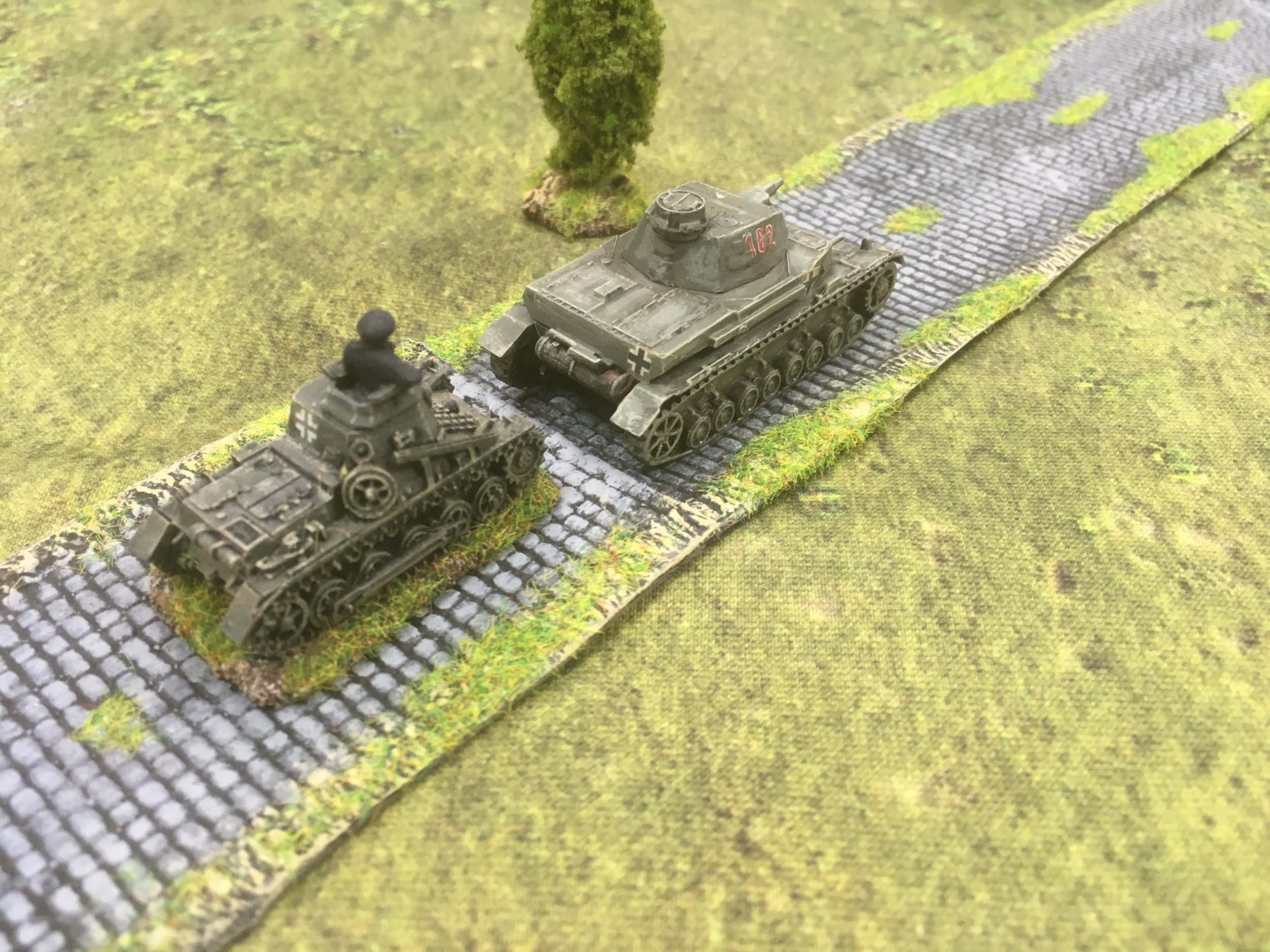 Hold on Kammeraden! The company HQ arrives with a support PZ IV D. This will sort the Frenchies out...