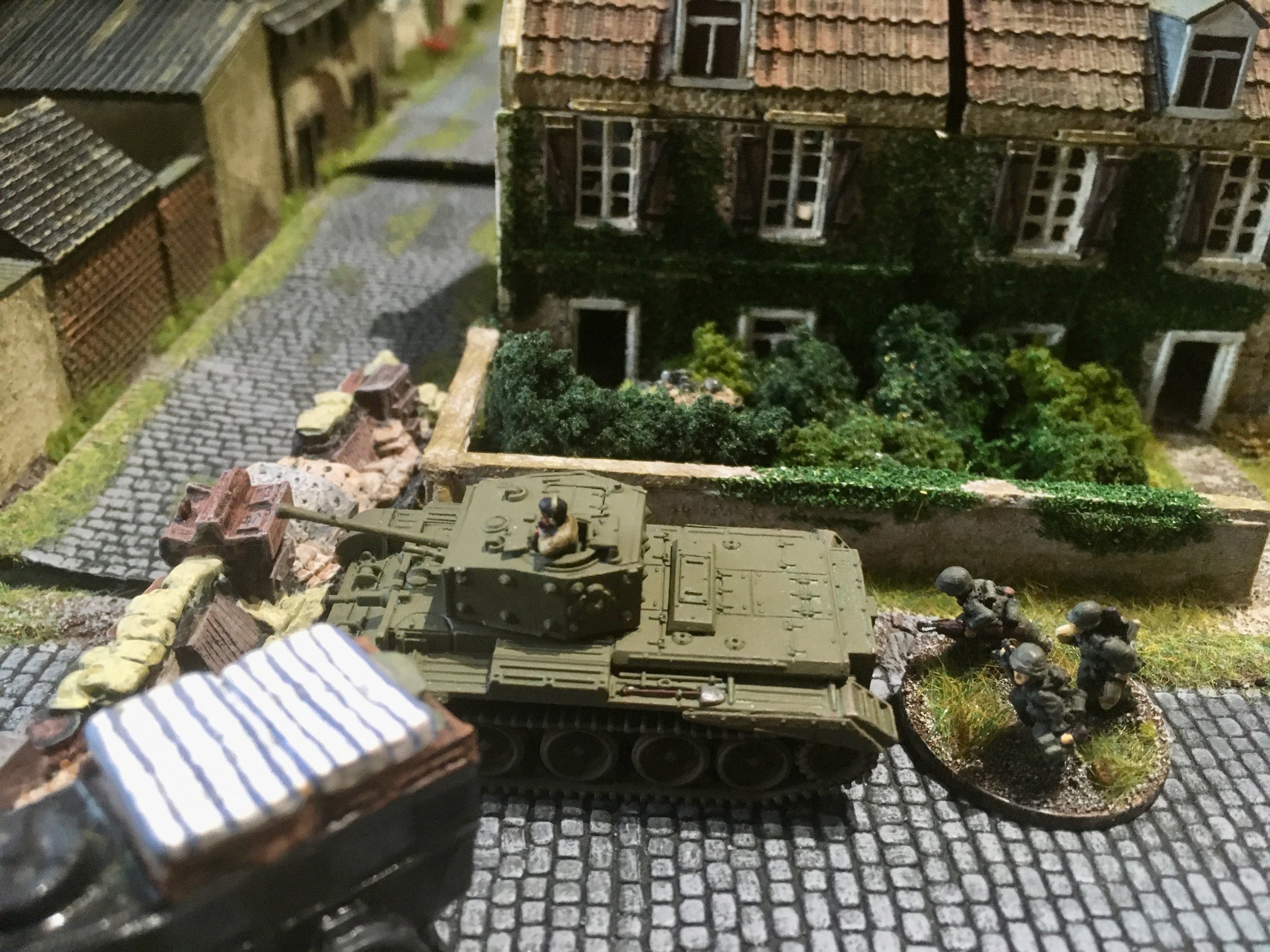 Despite having escaped destruction at the hands of the panzerfaust, the Cromwell at the barricade then found itself attacked by a Panzerknacker unit...