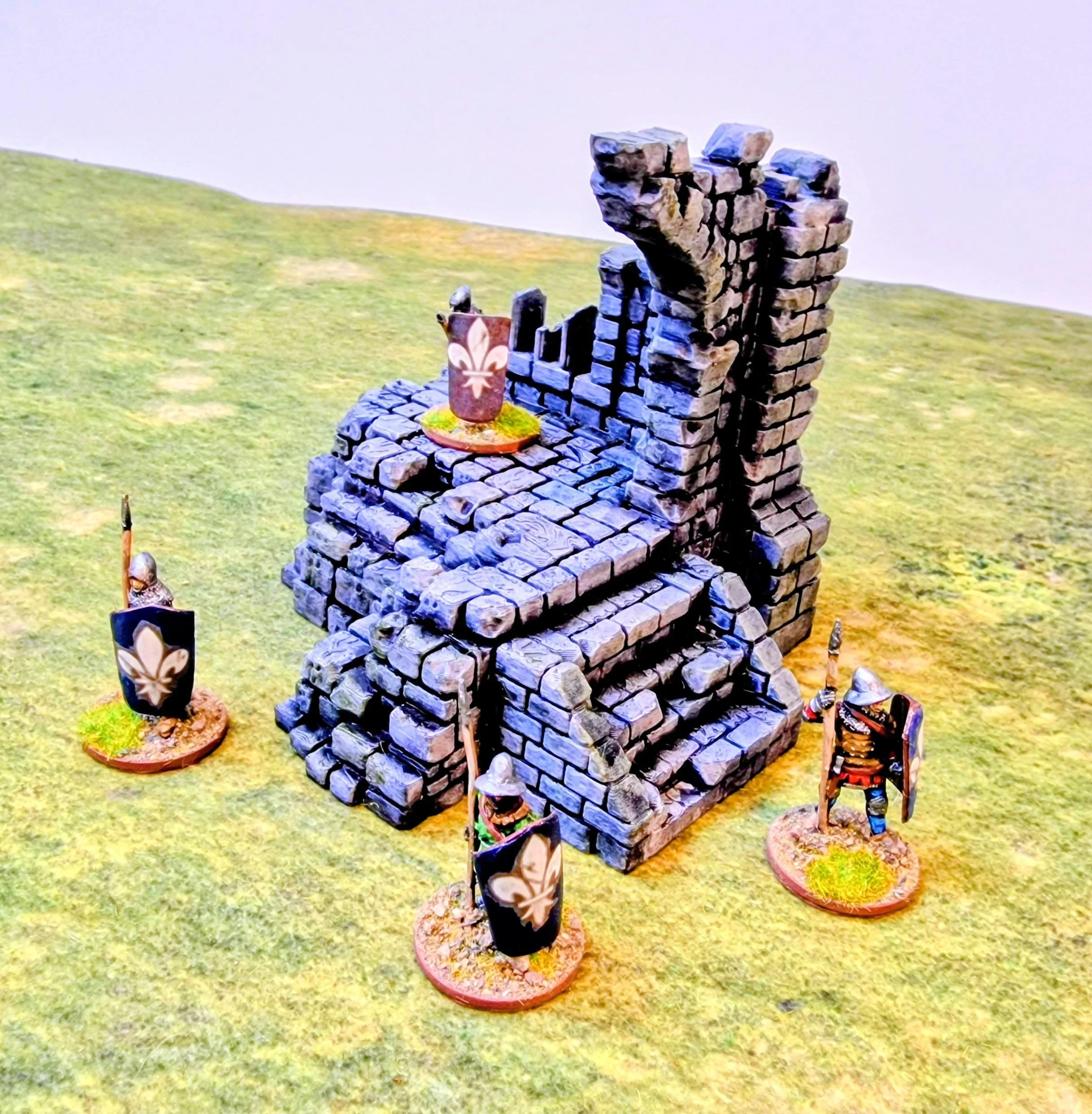  A 3d printed raised platform with steps and a ruined arched doorway. 28mm figures to show scale. 