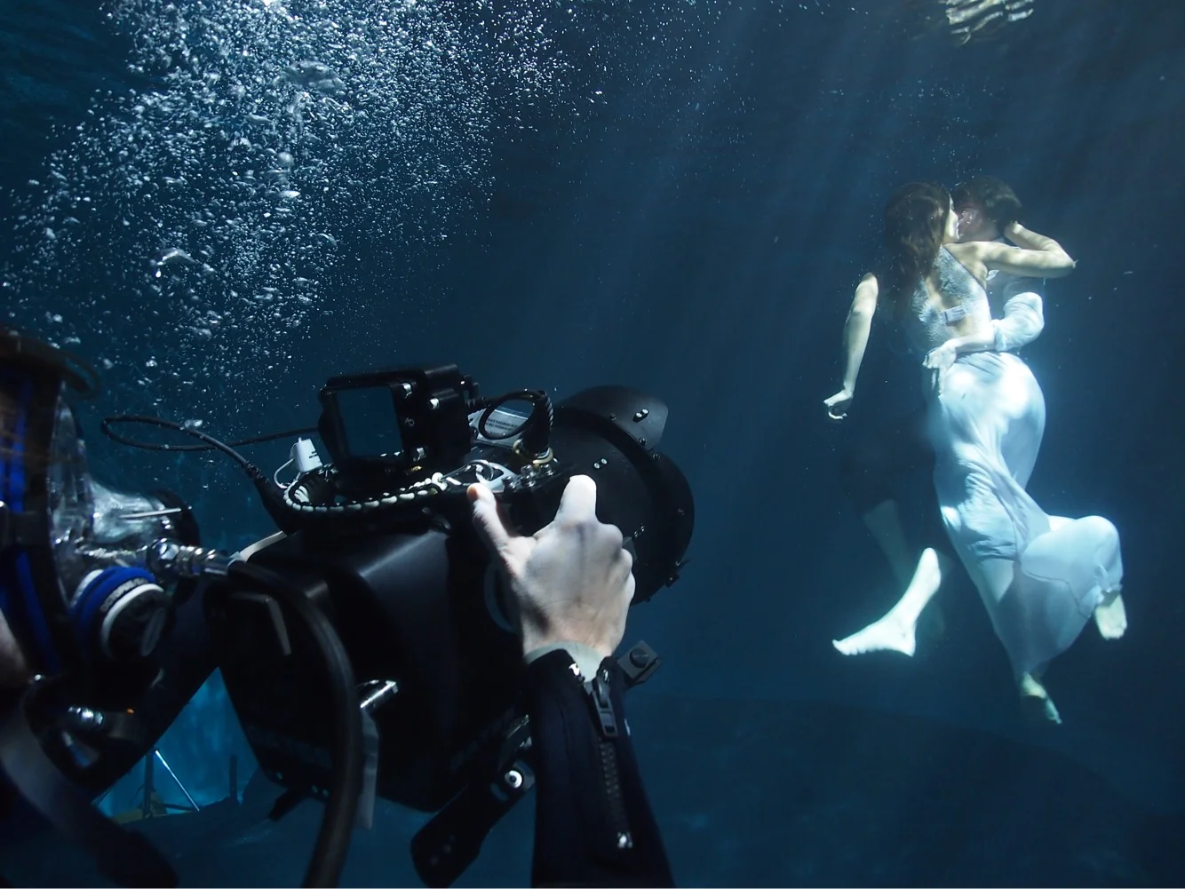  Hier is een koppel onder water een stukje aan heet opvoeren voor een videoclip.  Bas zit er mooi dicht op met zijn onderwatercamera en toch komen ere geen belletjes in beeld!  Ik moet hire wat extra regels tikken om te kijken tot hoever de beschrijv