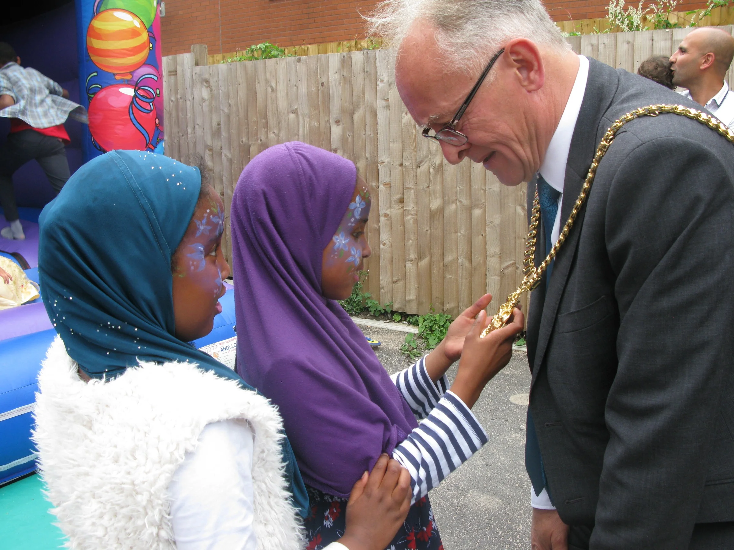 Marwah and Aaliyah check out the Lord Mayor's chains.