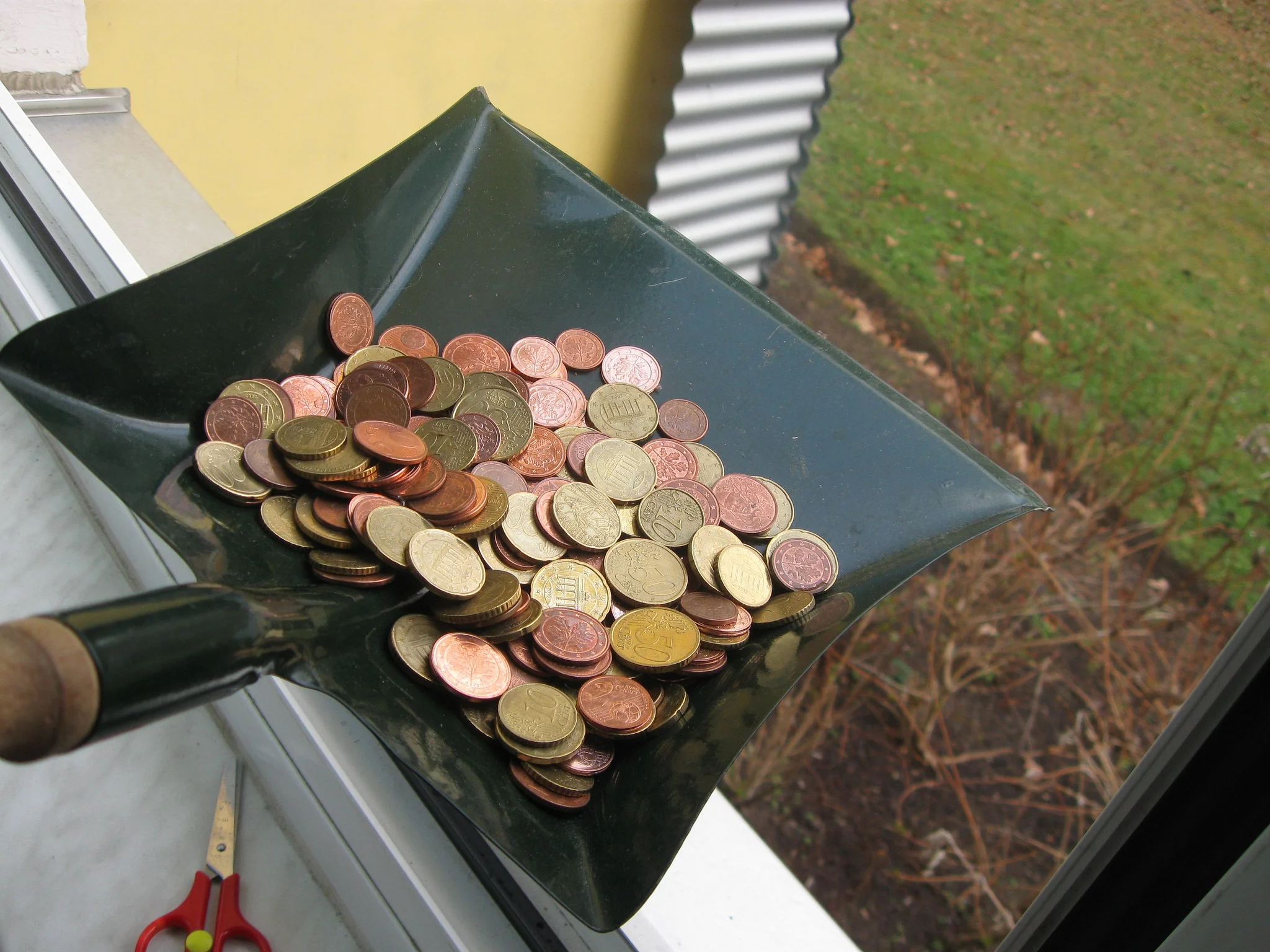 Foto: "squandering €uro¢ents - 'Geld mit der Schippe zum Fenster rauswerfen" von Karl-Ludwig Poggemann in www.flickr.com