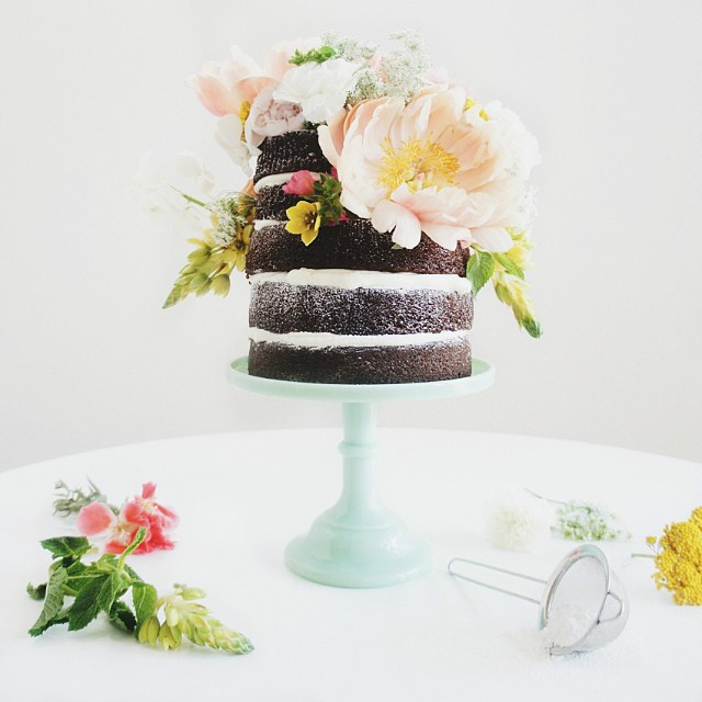  Fresh floral naked cake by Brandy Brown of Marabou Design.&nbsp; 